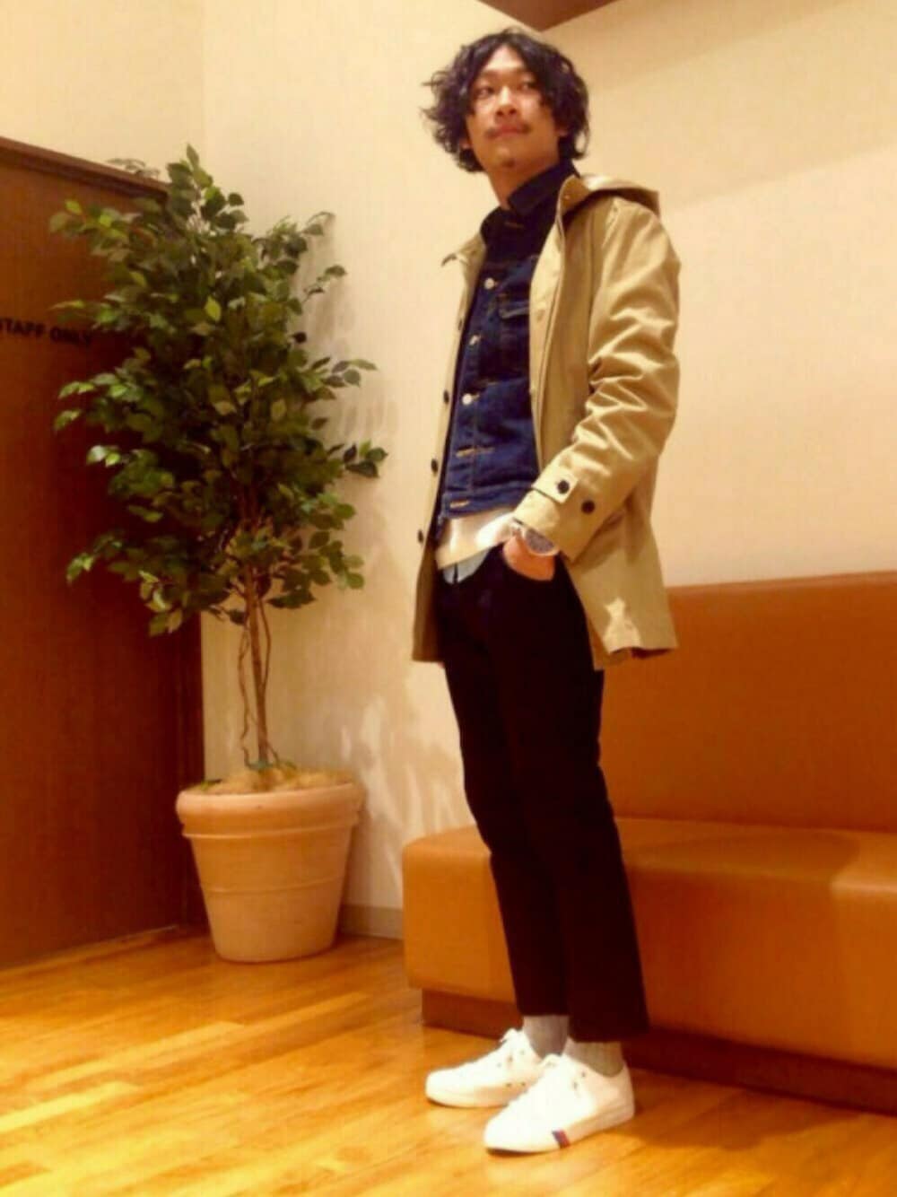 ブルー系のシャツ/ブラウス、ホワイト系のスニーカー、ベージュ系のステンカラーコートを着用したメンズの冬コーディネートの1枚目の写真