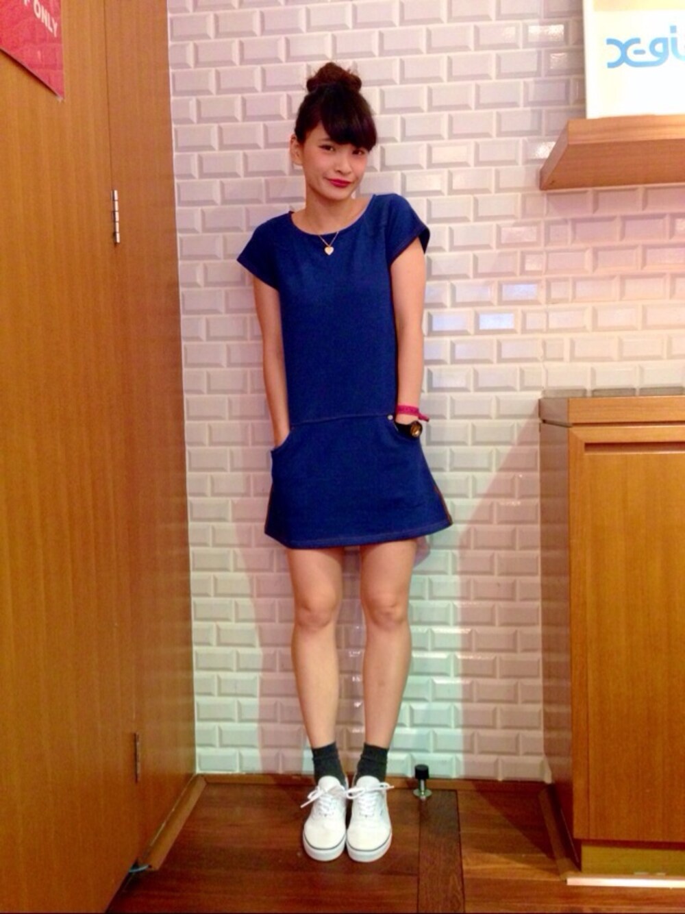「ネックレス、スニーカー、デニム、ワンピース、VANS、ブルー、x-girl、ハート、おだんごヘアー、ジャパンブルー」｜「X-girlのHEART NECKLACE（ネックレス、ゴールド系）」を使った、aritanさん（レディース・166cm）の夏コーディネートの1枚目の写真