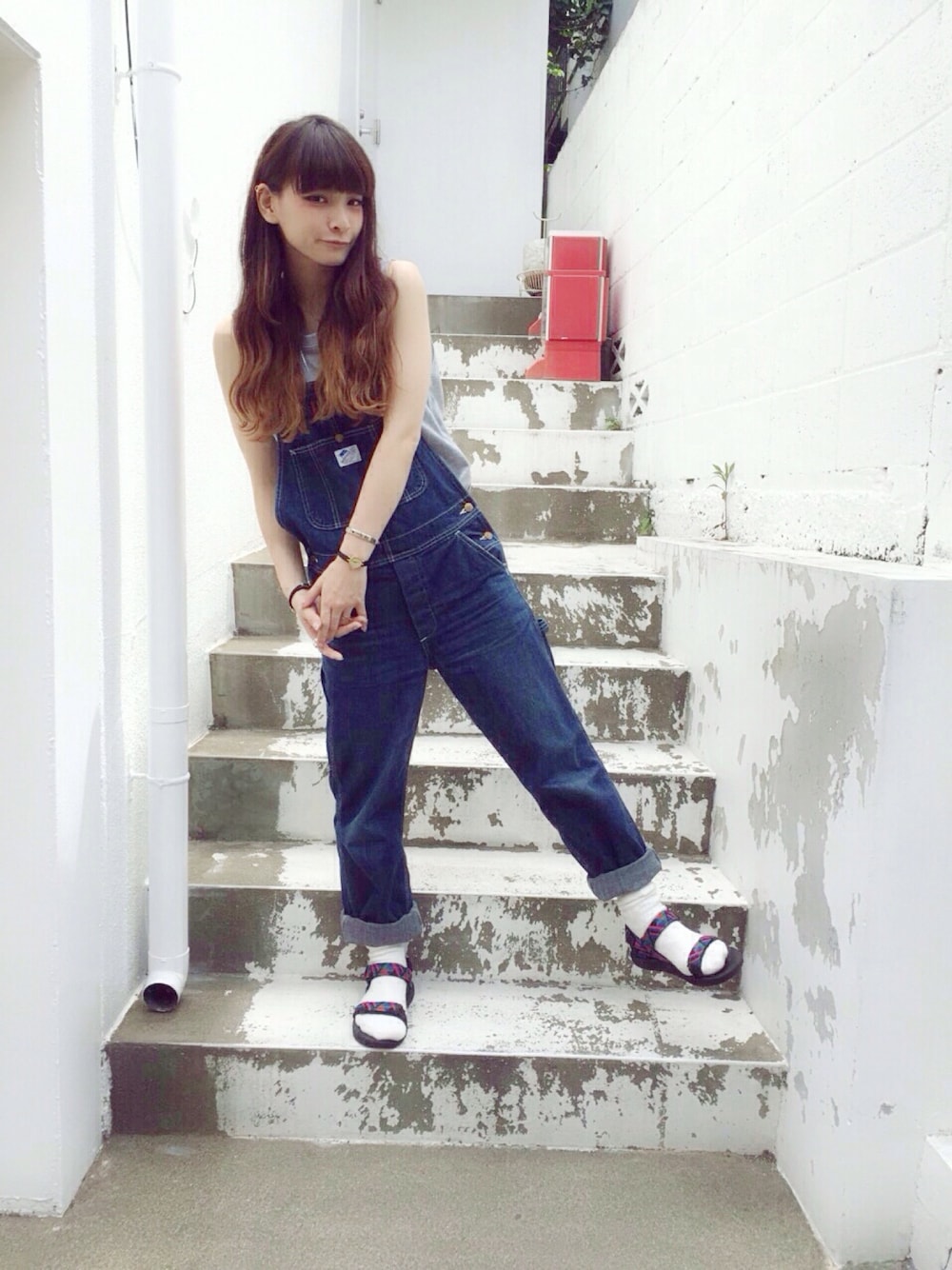 「x-girl、オーバーオール、デニム、サンダル、タンクトップ、デニムパンツ、Champion」｜「X-girlのX-girl x Wrangler OVERALLS（つなぎ/オールインワン、ブルー系）」を使った、aritanさん（レディース・166cm）の春コーディネートの1枚目の写真
