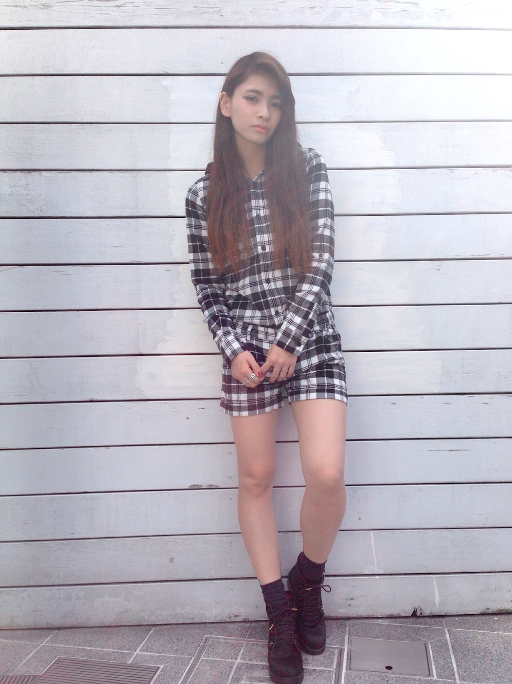 「x-girl、チェックシャツ、チェック、オールインワン、ブーツ、秋のコーデ、ショートパンツ」｜「X-girlのFLANNEL PLAID ALL IN ONE（つなぎ/オールインワン、ブラック系）」を使った、aritanさん（レディース・166cm）の夏コーディネートの1枚目の写真