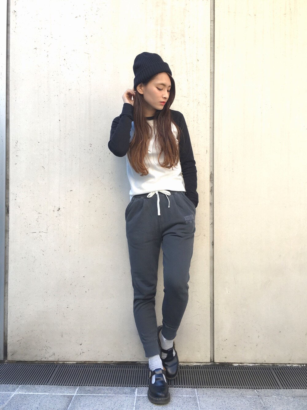 「x-girl、オトナカジュアル、ブラック、ゆるコーデ、スウェットパンツ、Dr.Martens、カジュアルコーデ、ラグランTシャツ」｜「X-girlのSTAR & STRIPES KNIT CAP（ニットキャップ/ビーニー、ブラック系）」を使った、aritanさん（レディース・166cm）の春コーディネートの1枚目の写真