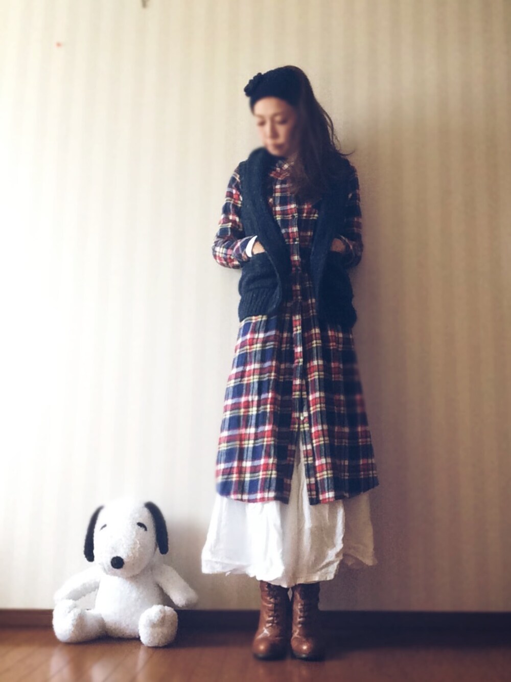 「チェックワンピース、スヌーピーと友達フェス、ベスト、重ね着、ヘアバンド」｜「plumpynutsのボロボロスヌーピー❤︎（おもちゃ、その他）」を使った、so happyさん（レディース・160cm）の冬コーディネートの1枚目の写真