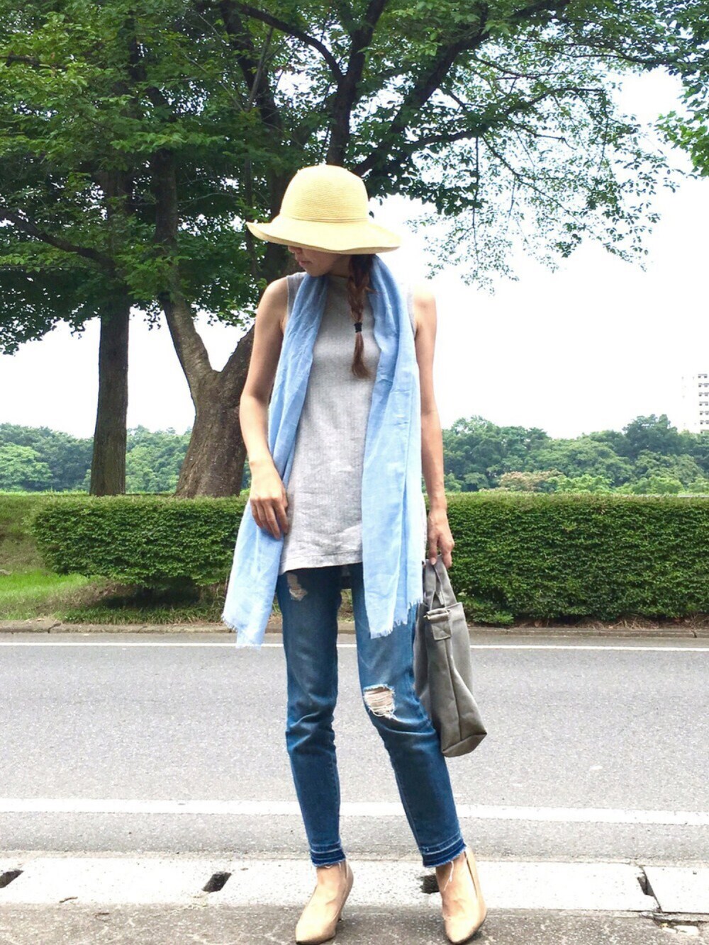 「summer、オトナカジュアル、ダメージデニムパンツ、リネン、リブロングT、リブロングTシャツ、チューリップハット、リブT」｜「UNIQLOのチューリップハット（ハット、ベージュ系）」を使った、so happyさん（レディース・160cm）の夏コーディネートの1枚目の写真