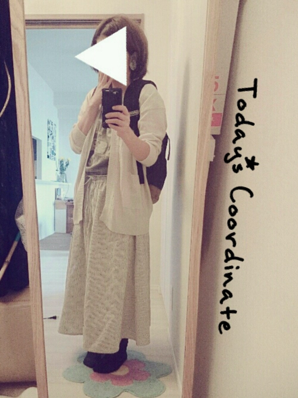 ホワイト系のスカート、グレー系のトップス、ブラック系のサンダルを着用したレディースの秋コーディネートの1枚目の写真