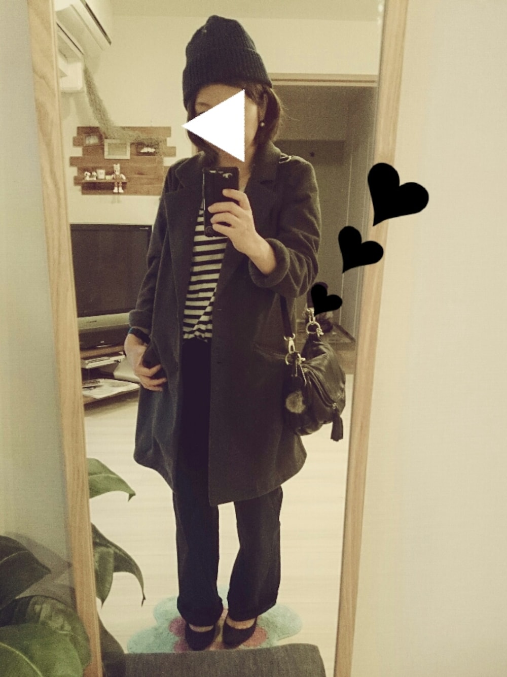 ブラック系のショルダーバッグ、ブルー系のチノパンツ、ブラック系のトップスを着用したレディースの秋コーディネートの1枚目の写真