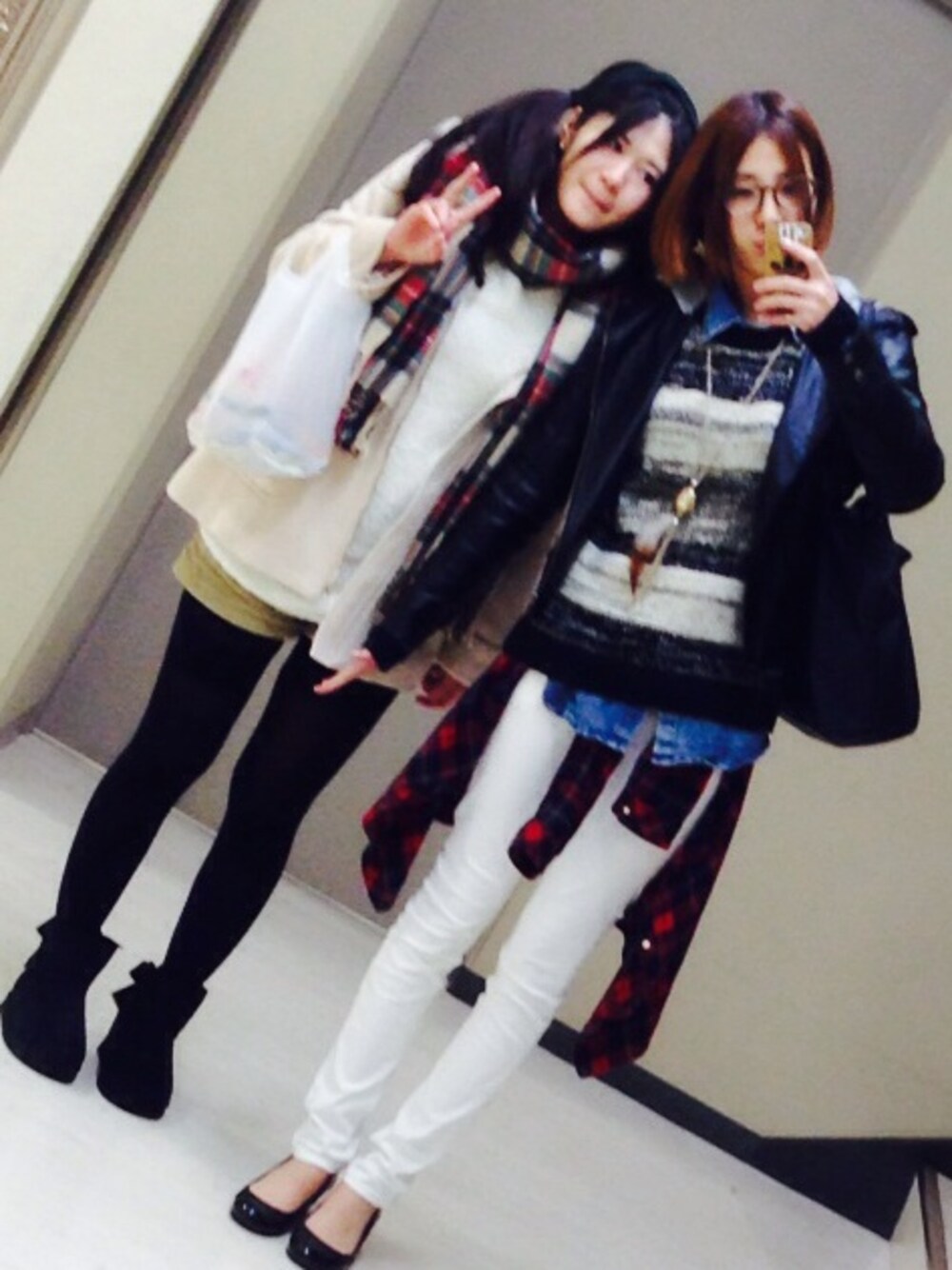 「白パンツ、赤チェック」｜「GUのアイテム（その他パンツ、ホワイト系）」を使った、ろこさん（レディース・170cm）の冬コーディネートの1枚目の写真