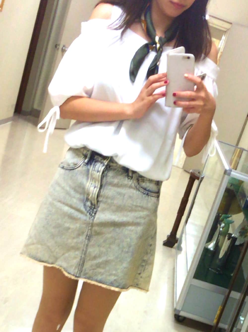 「オフィスカジュアル、オフショル、ホワイト、デニムスカート」｜「FOREVER 21のアイテム（デニムスカート、ブルー系）」を使った、ろこさん（レディース・171cm）の秋コーディネートの1枚目の写真