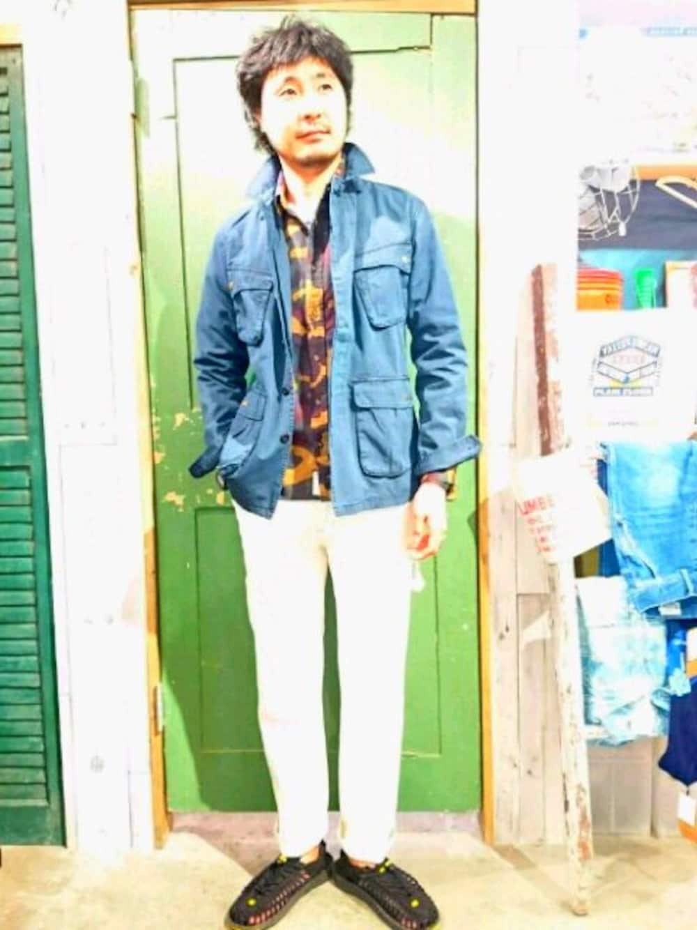 その他のシャツ/ブラウス、ホワイト系のデニムパンツ、その他のミリタリージャケットを着用したメンズの秋コーディネートの1枚目の写真