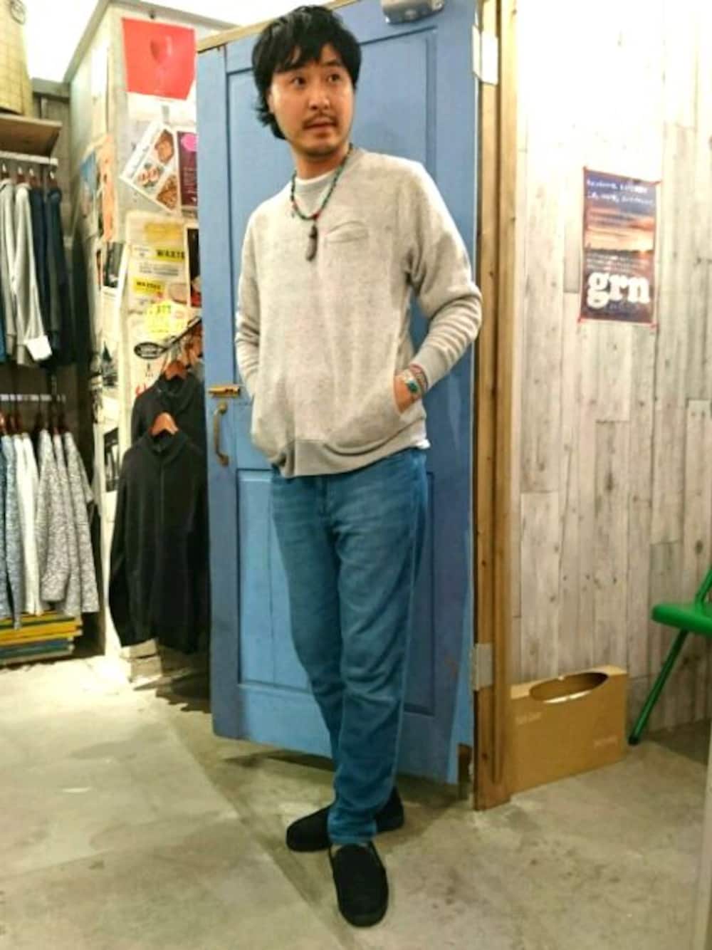 グレー系のスウェットを着用したメンズの秋コーディネートの1枚目の写真