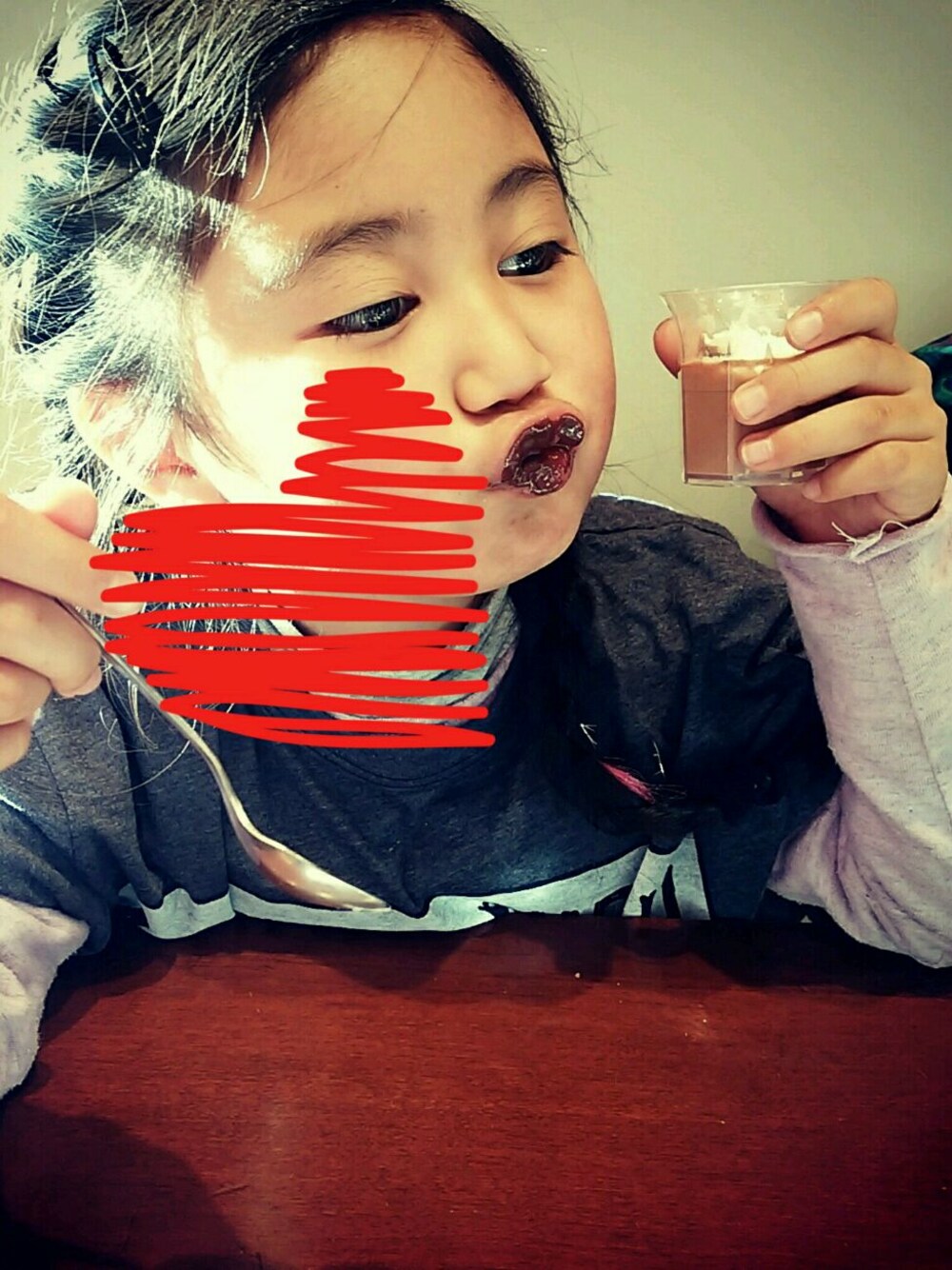 「ティーシャツ、カジュアル、Valentine's Day、バレンタイン、チョコレート、kids、ラフ、腕時計、ピアス、ナノユニバース」｜「JUNK FOODの○JUNK FOOD×BEAMS / 別注 ピーナッツ TEE（Tシャツ/カットソー、ブラック系）」を使った、ma⭐さん（キッズ・120cm）の冬コーディネートの1枚目の写真