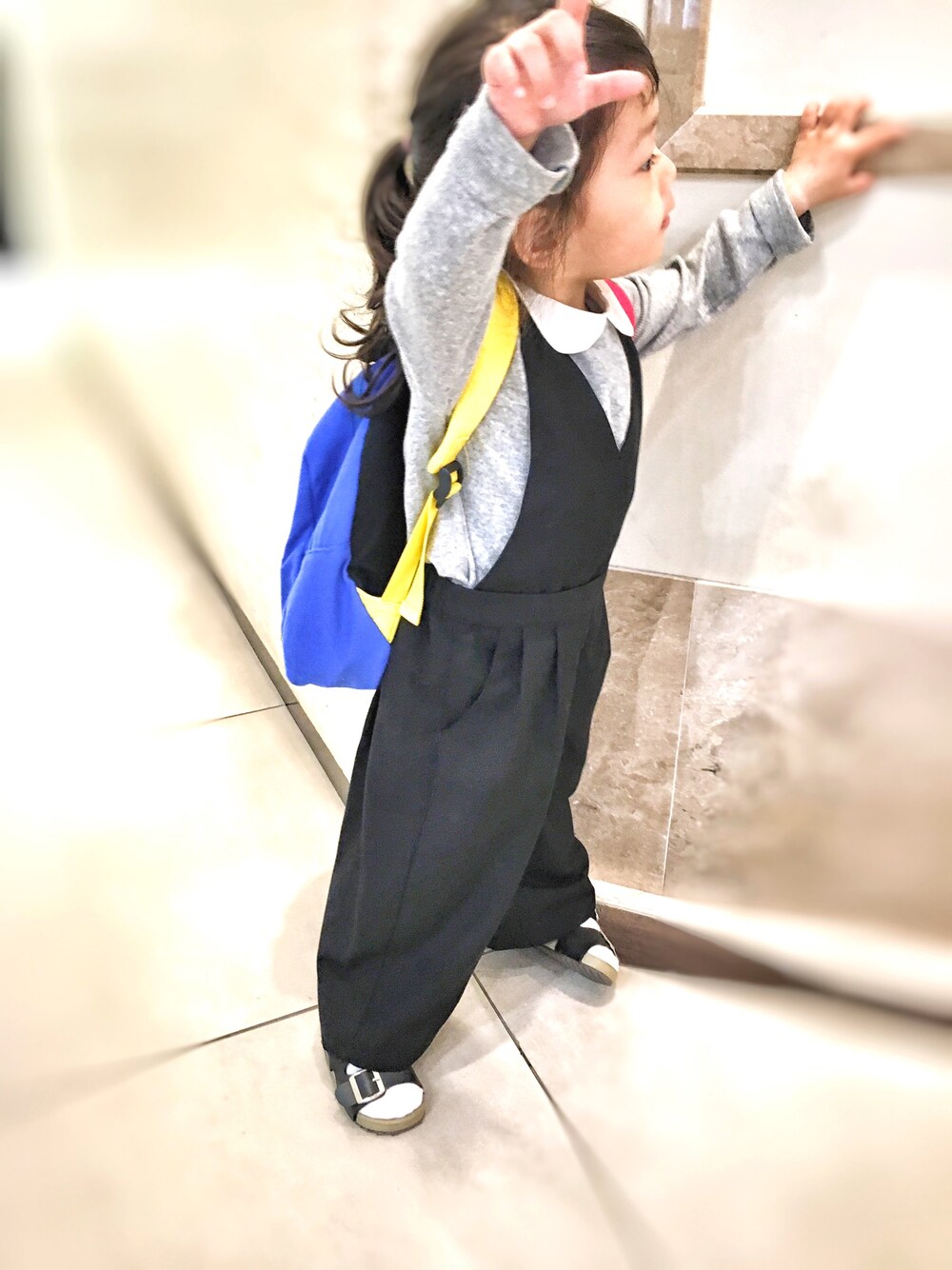 グレー系のシャツ/ブラウス、ブラック系のサロペット/オーバーオールを着用したキッズの秋コーディネートの1枚目の写真