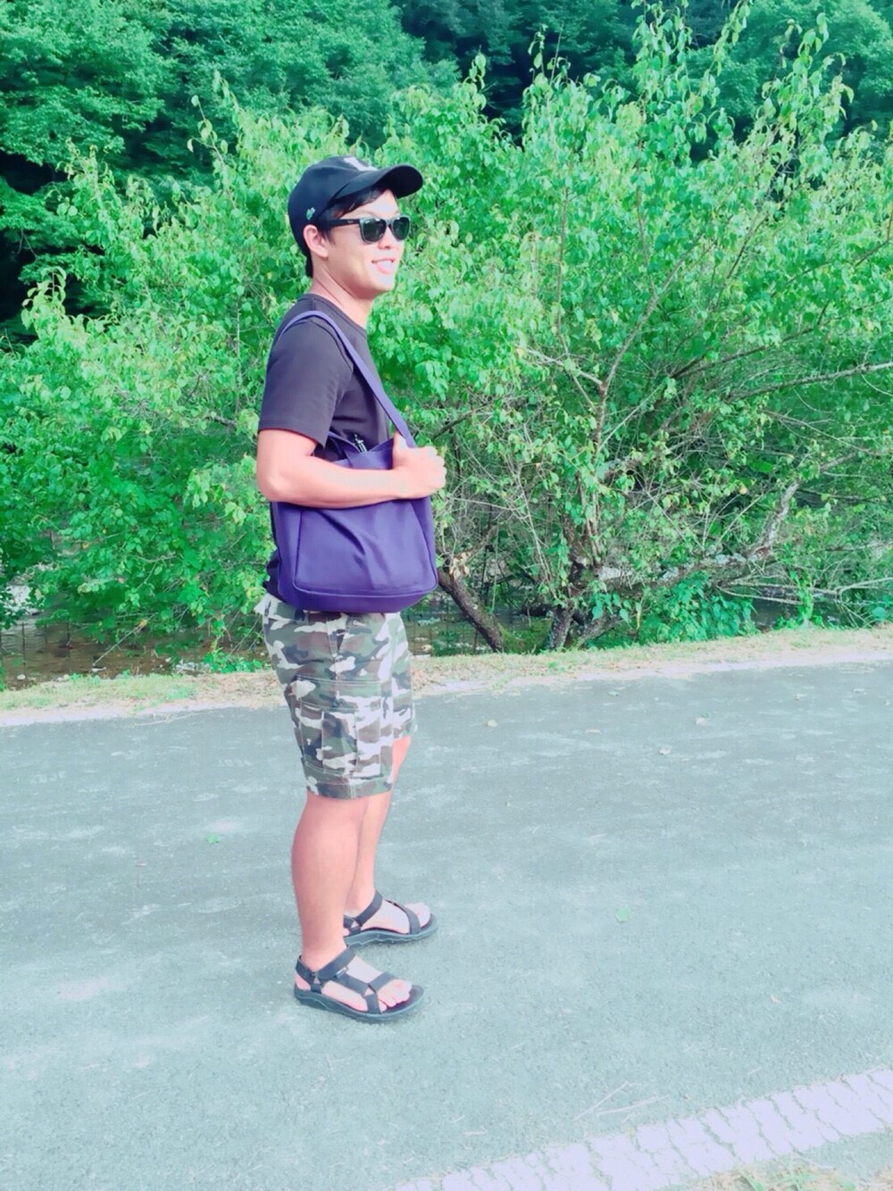 「ポケットＴシャツ、LEE、URBAN RESEARCH DOORS、ray ban、キャップ、LACOSTE、カモ柄、スポーツサンダル、ボナルーボナルー、夏コーデ」｜「BONNARUEBONNARUEのBONNARUE BONNARUE/ボナルーボナルー　MIKE Men's　(6030)（サンダル、ブラック系）」を使った、naoさん（メンズ・171cm）の夏コーディネートの1枚目の写真
