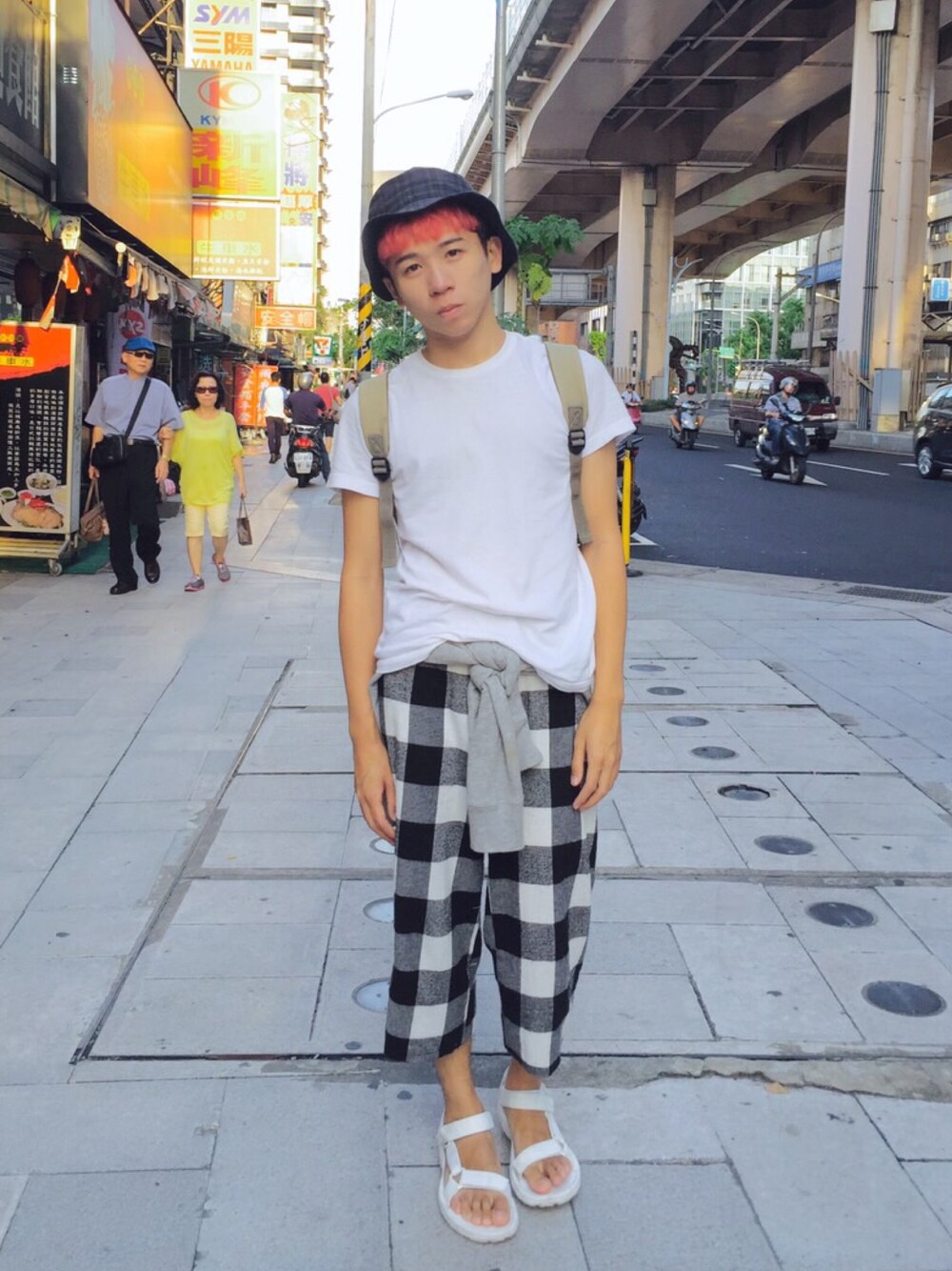 「MUJI」｜「MUJI Laboのアイテム（Tシャツ/カットソー、ホワイト系）」を使った、Wei Wei  Boyさん（メンズ・168cm）の秋コーディネートの1枚目の写真