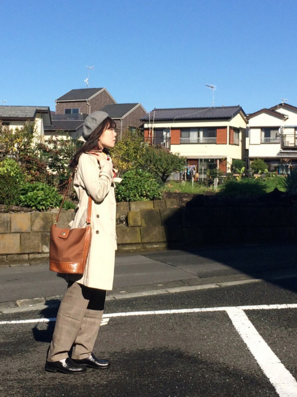 「休日スタイル、古着、ローファー、トレンチコート、美術館、チェックパンツ、ニット、おさがり、ベレー帽」｜「J.M. WESTONの180-10 JM Weston（シューズ、ブラック系）」を使った、葵子（scathach）さん（レディース・160cm）の秋コーディネートの1枚目の写真
