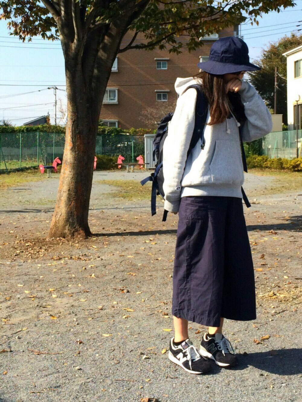 「ネイビー、popeye、BEAMS、メンズサイズ、スニーカー、パーカー、グレー、ラフ、YAECA、New Balance」｜「human womanの【リンネル 6月号掲載】【&Premium 6月号掲載】L/C/Pツイルストレッチガウチョパンツ（その他パンツ、ブルー系）」を使った、葵子（scathach）さん（レディース・160cm）の秋コーディネートの1枚目の写真