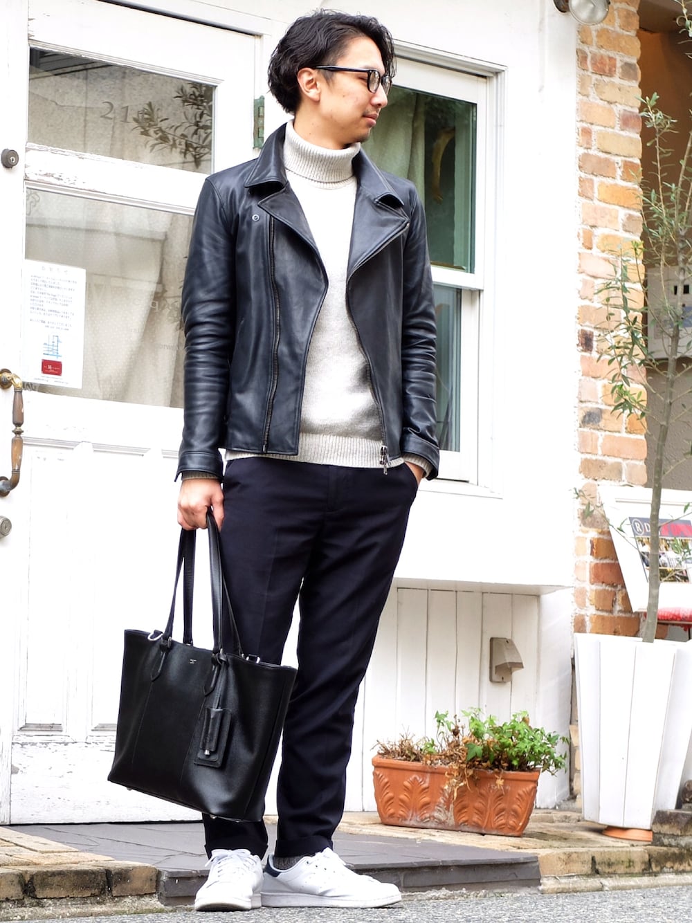 「春コーデ、モノトーン、シンプル、UNIQLO、ライダース、タートルネック、ootd、オトナカジュアル、スニーカー」｜「UNIQLOのアイテム（ニット/セーター、ベージュ系）」を使った、kenさん（メンズ・170cm）の冬コーディネートの1枚目の写真
