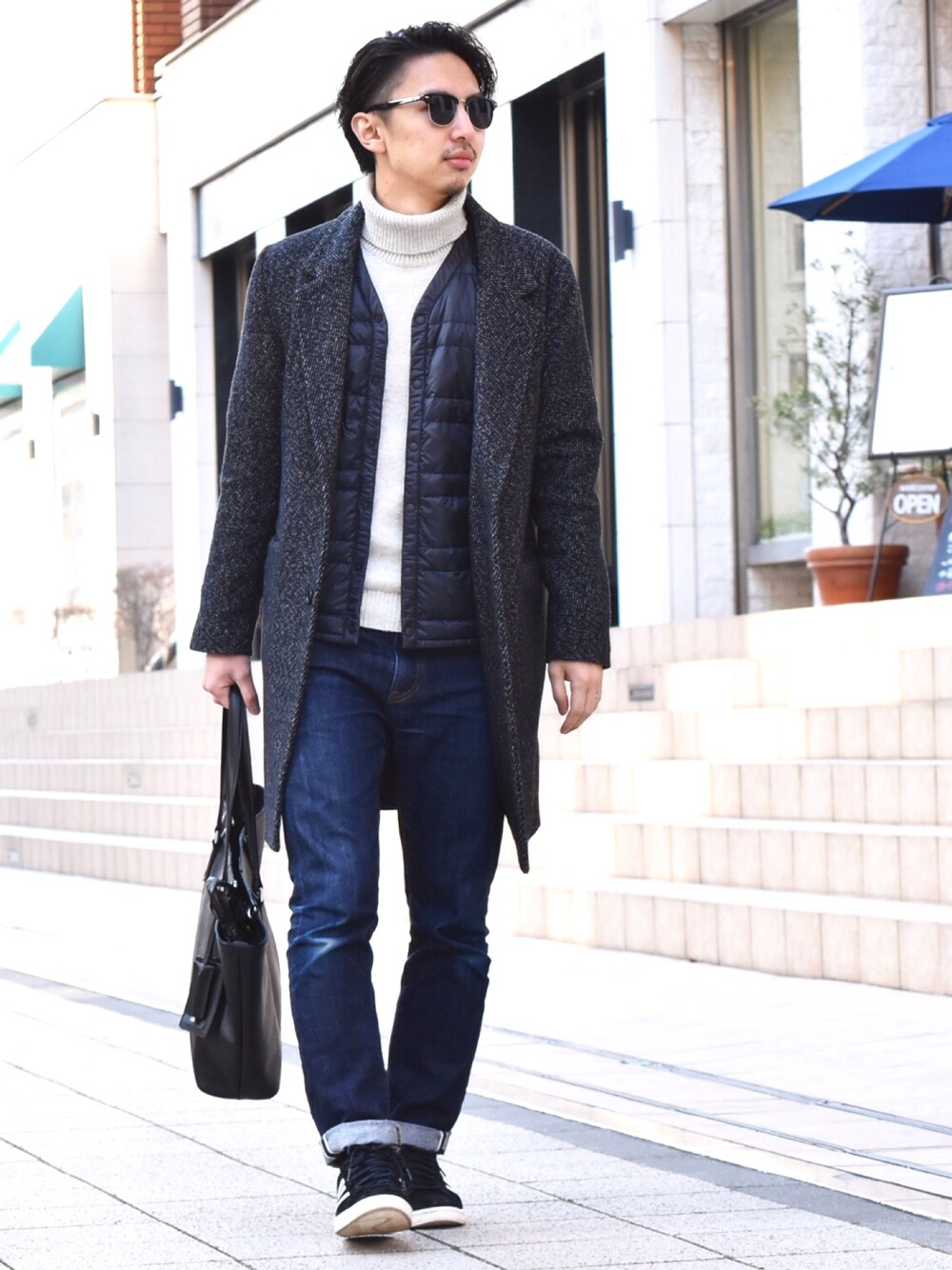 ブラック系のダウンジャケット/コート、ベージュ系のニット/セーター、グレー系のチェスターコートを着用したメンズの冬コーディネートの1枚目の写真