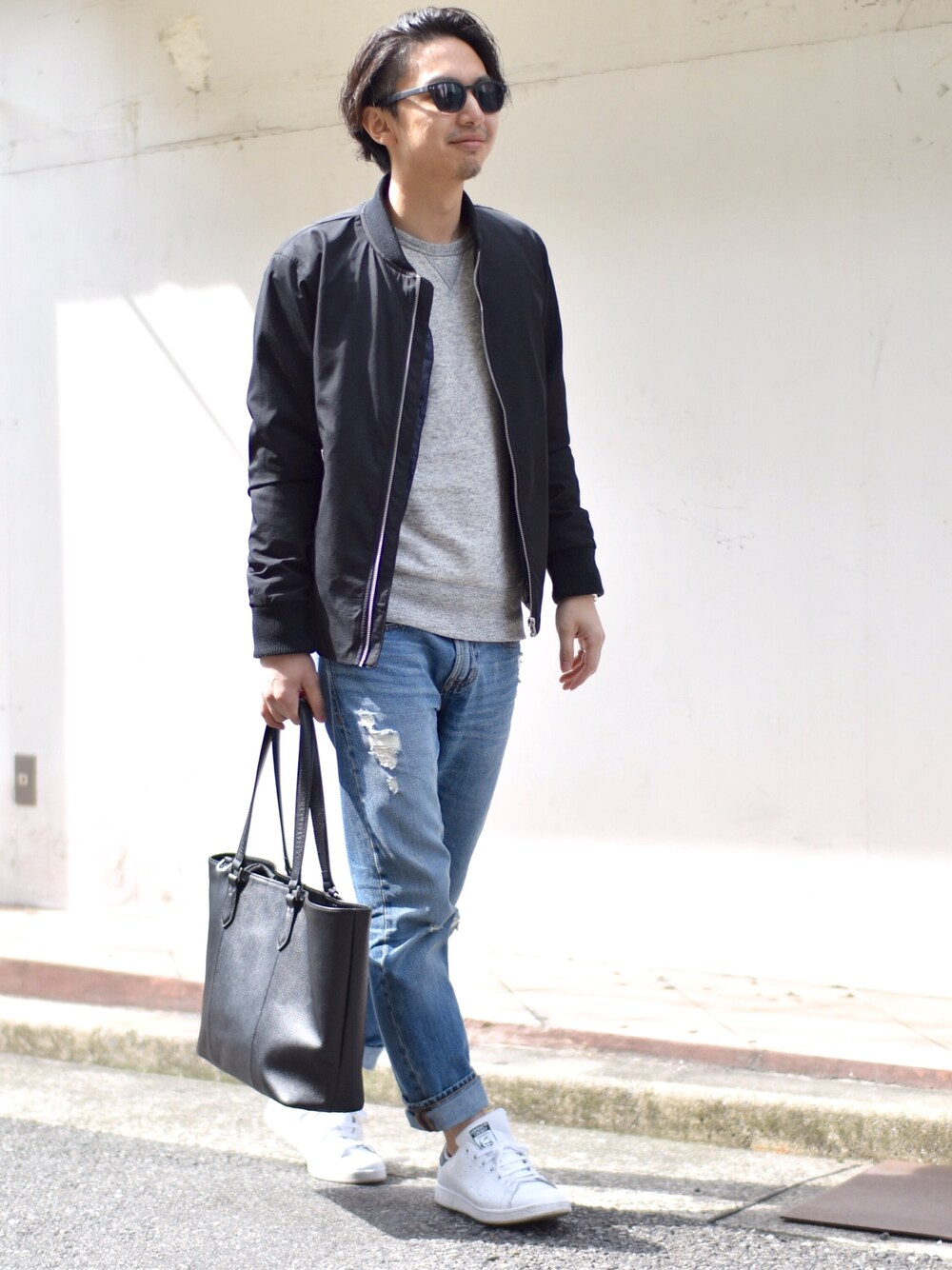 「春コーデ、シンプルコーデ、大人カジュアル、デニム、UNIQLO、ootd、カジュアル、スニーカー、MA-1、スウェット」｜「SENSE OF PLACE by URBAN RESEARCHのアイテム（ミリタリージャケット、ブラック系）」を使った、kenさん（メンズ・170cm）の春コーディネートの1枚目の写真