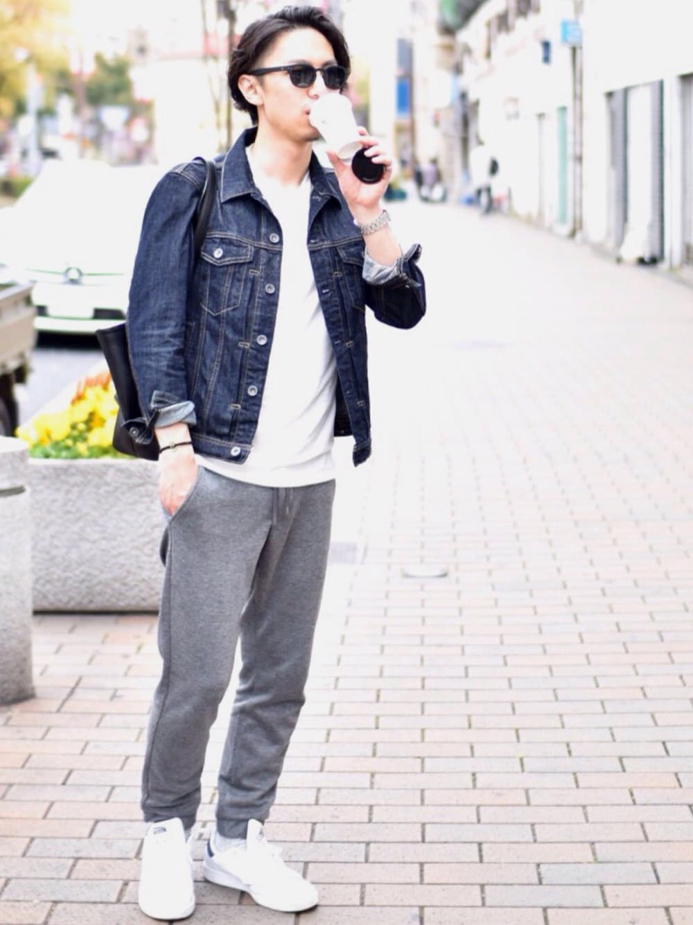 「春コーデ、大人カジュアル、UNIQLO、Gジャン、ジョガーパンツ、プチプラ、シンプル、白Tシャツ、アディダス、ootd」｜「UNIQLOのアイテム（その他パンツ、グレー系）」を使った、kenさん（メンズ・170cm）の春コーディネートの1枚目の写真