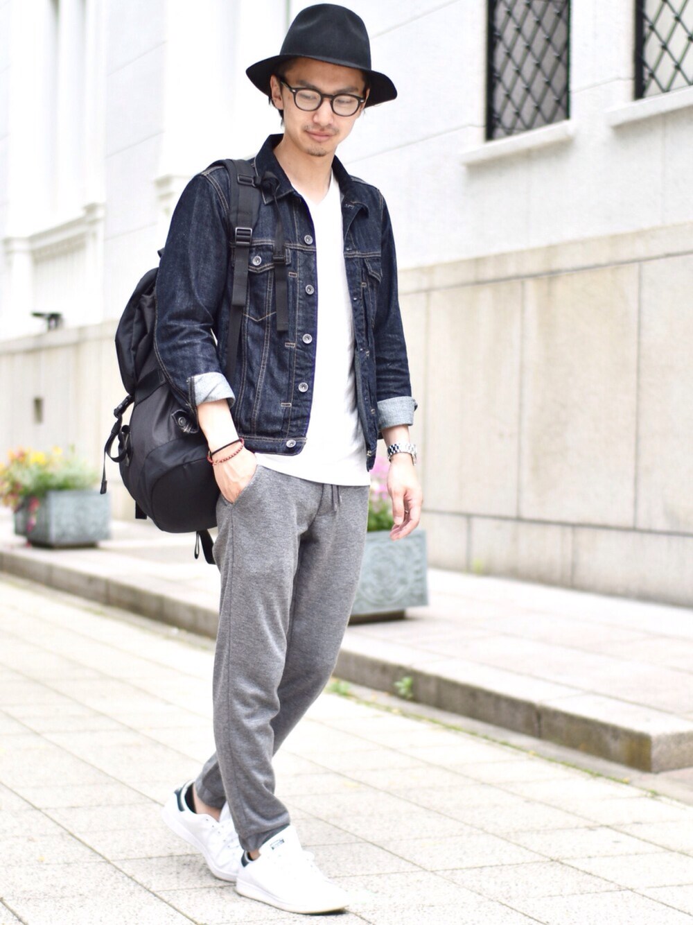 「ドラフトNU、シンプル、オトナカジュアル、Gジャン、ナノユニバース、UNIQLO、ジョガーパンツ、ootd、ハット、春コーデ」｜「UNIQLOのアイテム（Tシャツ/カットソー、ホワイト系）」を使った、kenさん（メンズ・170cm）の春コーディネートの1枚目の写真