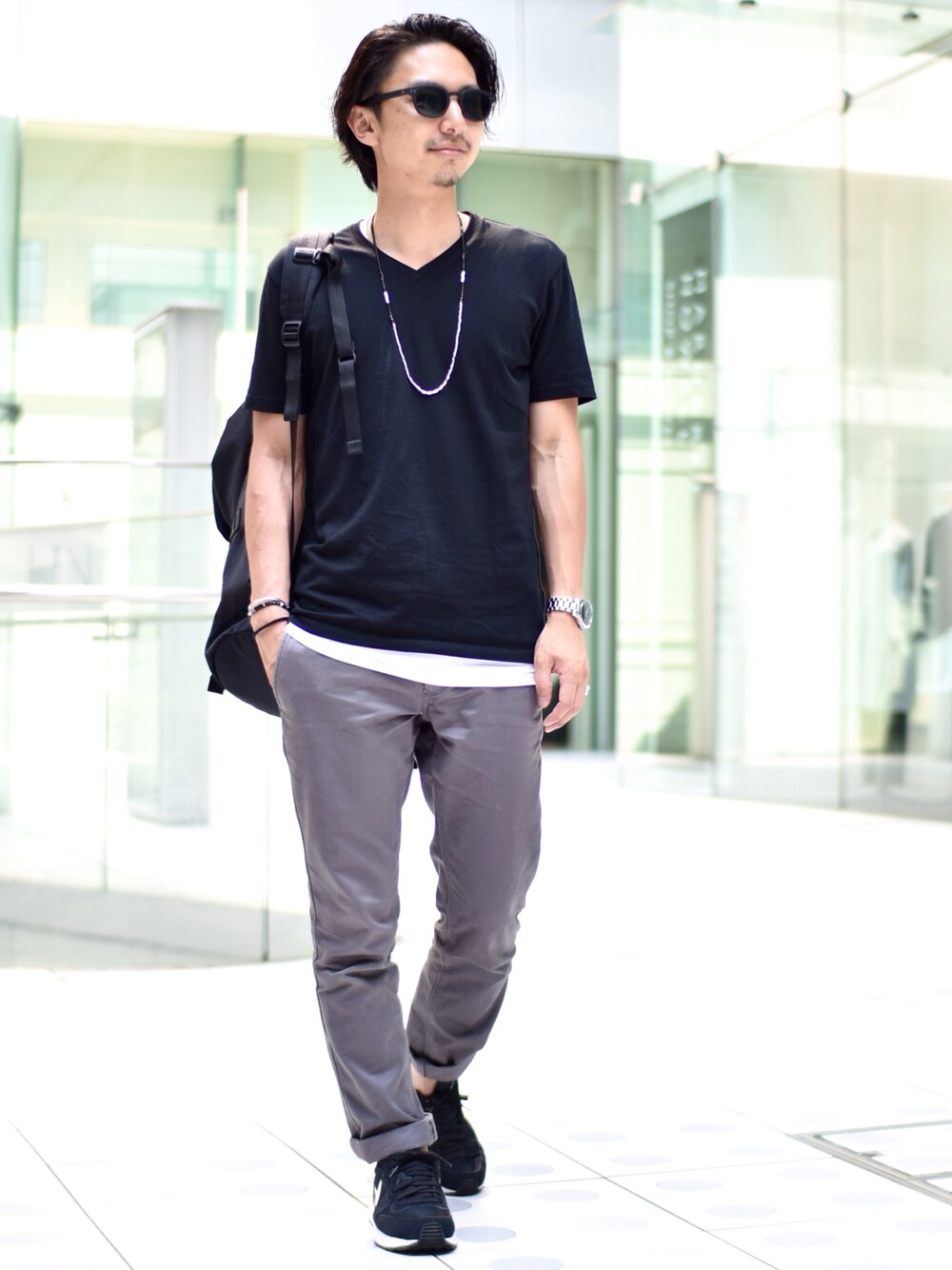 「UNIQLO、シンプル、モノトーン、オトナカジュアル、レイヤードスタイル、Tシャツ、プチフラコーデ、リュック、ootd、黒」｜「UNIQLOのアイテム（Tシャツ/カットソー、ブラック系）」を使った、kenさん（メンズ・170cm）の春コーディネートの1枚目の写真