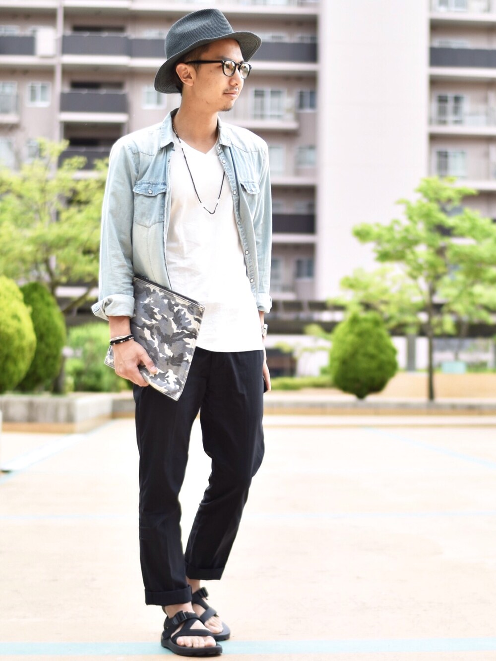 「ラフ、ハット、カジュアルコーデ、オトナカジュアル、UNIQLO、プチプラ、サンダル、デニムシャツ、ootd、シンプル」｜「Chacoの【Chaco】Z1 CLASSIC（サンダル、ブラック系）」を使った、kenさん（メンズ・170cm）の夏コーディネートの1枚目の写真