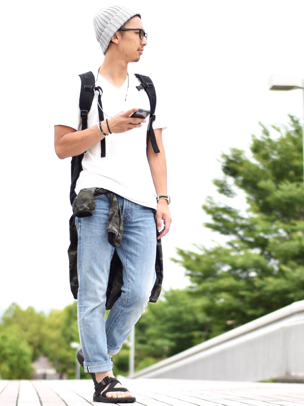 「休日スタイル、ラフ、大人カジュアル、ロールアップ、スポーツサンダル、デニム、オトナカジュアル、UNIQLO、プチプラ、Tシャツ」｜「SENSE OF PLACE by URBAN RESEARCHの【A】リネンコットンリブワッチ（ニットキャップ/ビーニー、グレー系）」を使った、kenさん（メンズ・170cm）の夏コーディネートの1枚目の写真