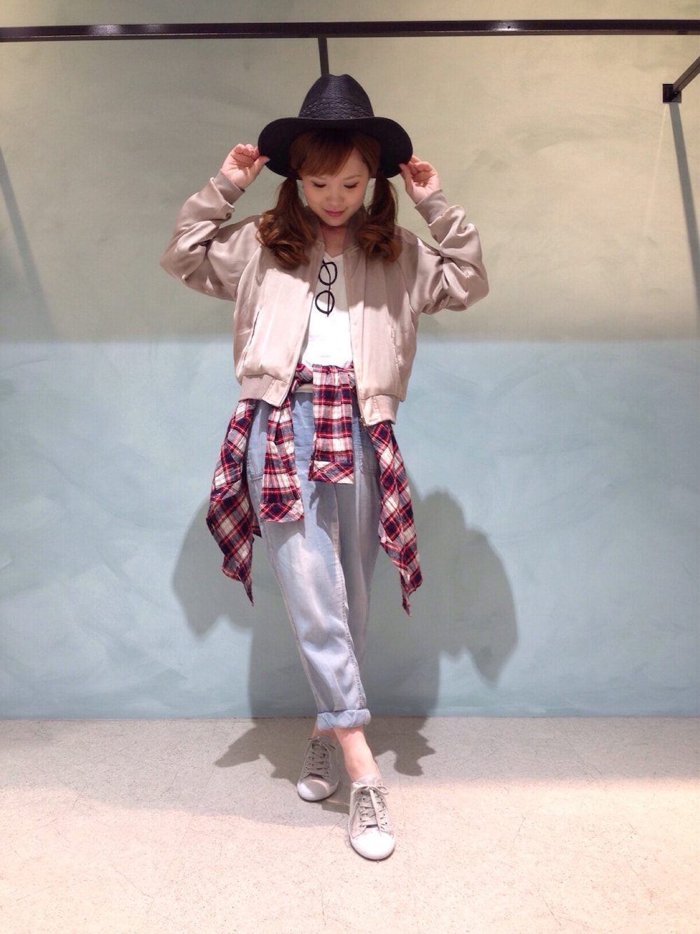 ブルー系のデニムパンツ、レッド系のシャツ/ブラウス、ホワイト系のTシャツ/カットソーを着用したレディースの春コーディネートの1枚目の写真