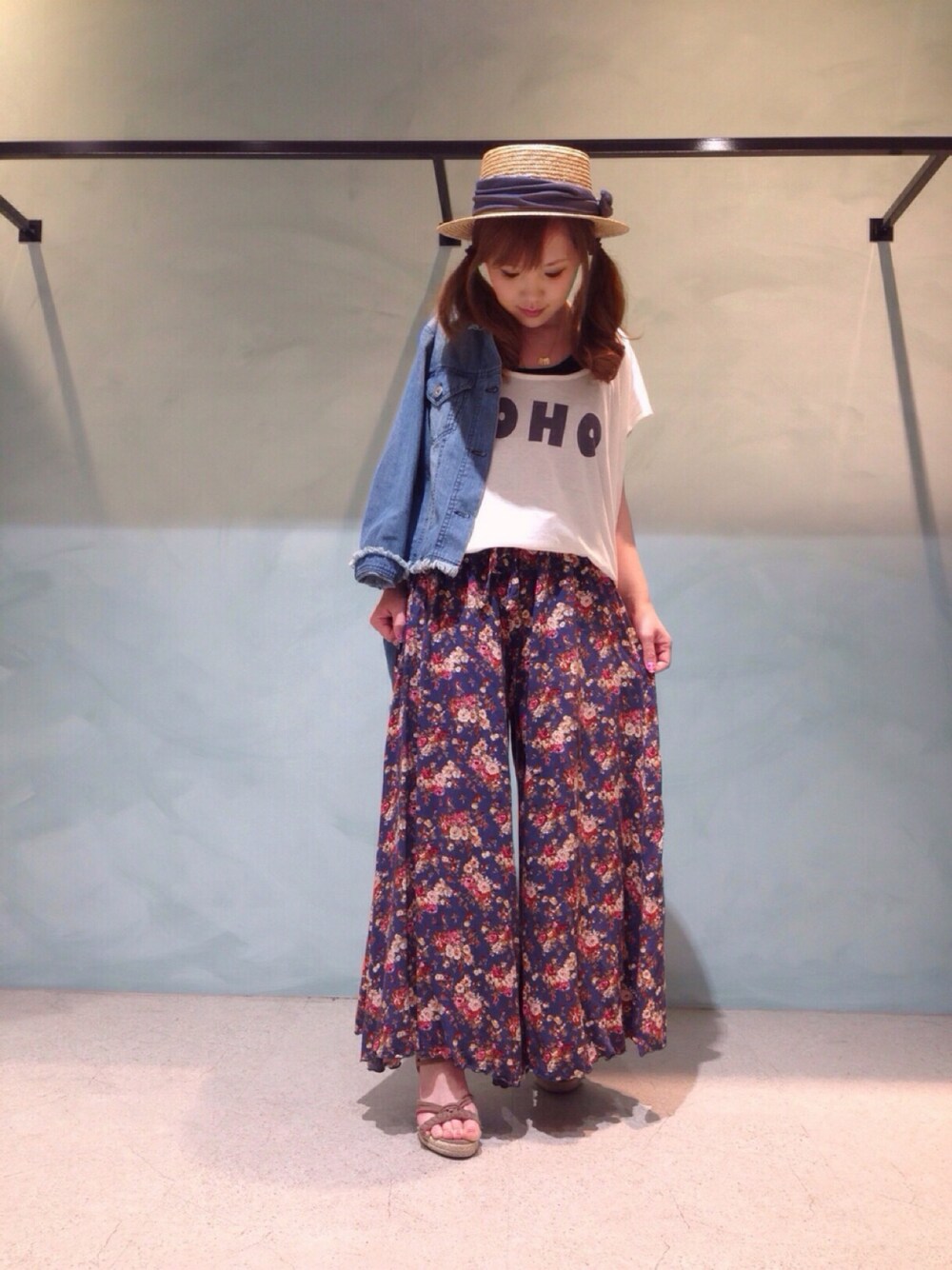 ブルー系のデニムジャケット、ブラウン系のサンダル、パープル系のパンツを着用したレディースの春コーディネートの1枚目の写真