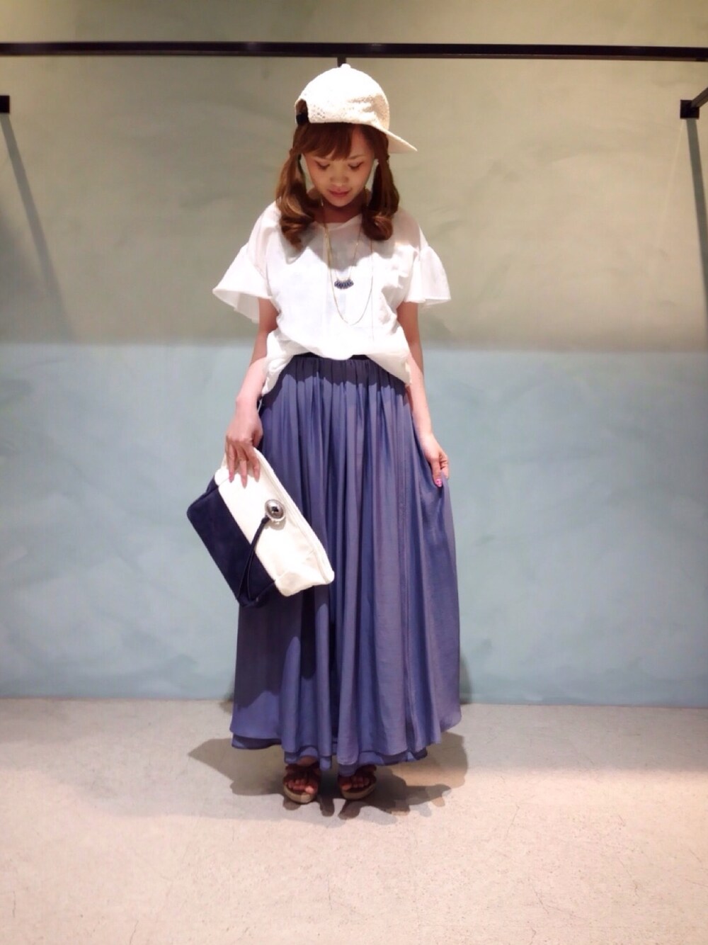 ホワイト系のシャツ/ブラウス、ブルー系のスカート、ブラウン系のサンダルを着用したレディースの春コーディネートの1枚目の写真