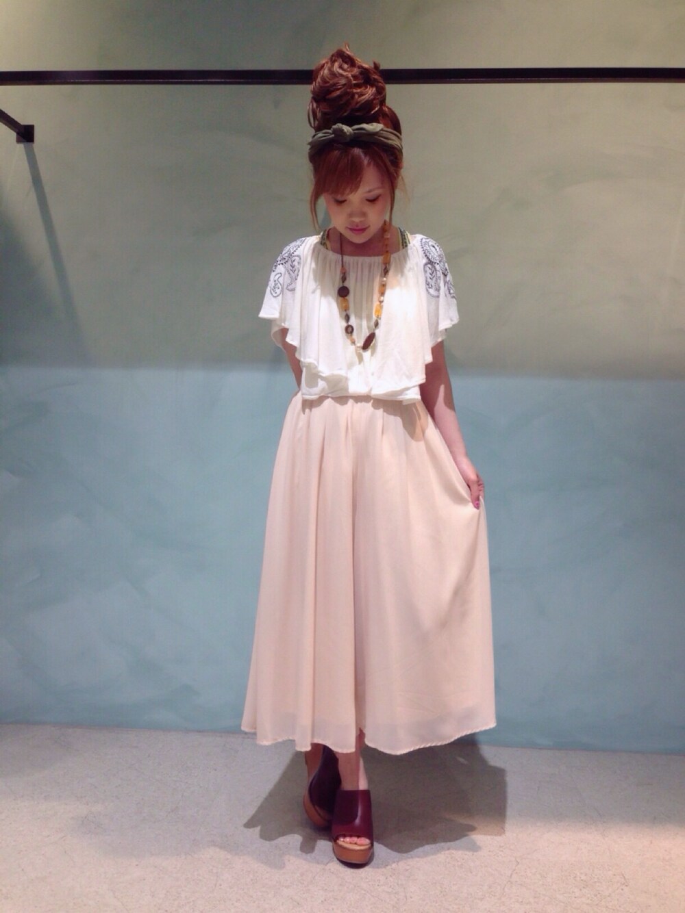 イエロー系のタンクトップ、ブラウン系のサンダル、ベージュ系のその他パンツを着用したレディースの夏コーディネートの1枚目の写真