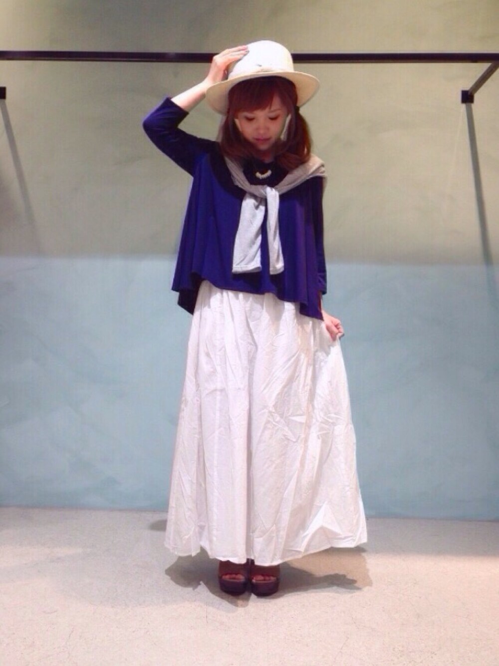 ホワイト系のスカート、パープル系のトップス、ベージュ系のサンダルを着用したレディースの夏コーディネートの1枚目の写真