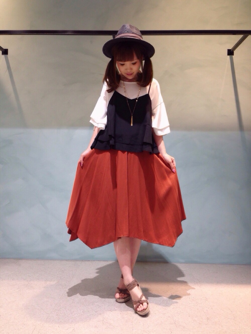 ホワイト系のTシャツ/カットソー、ブラウン系のサンダル、レッド系のその他パンツを着用したレディースの夏コーディネートの1枚目の写真