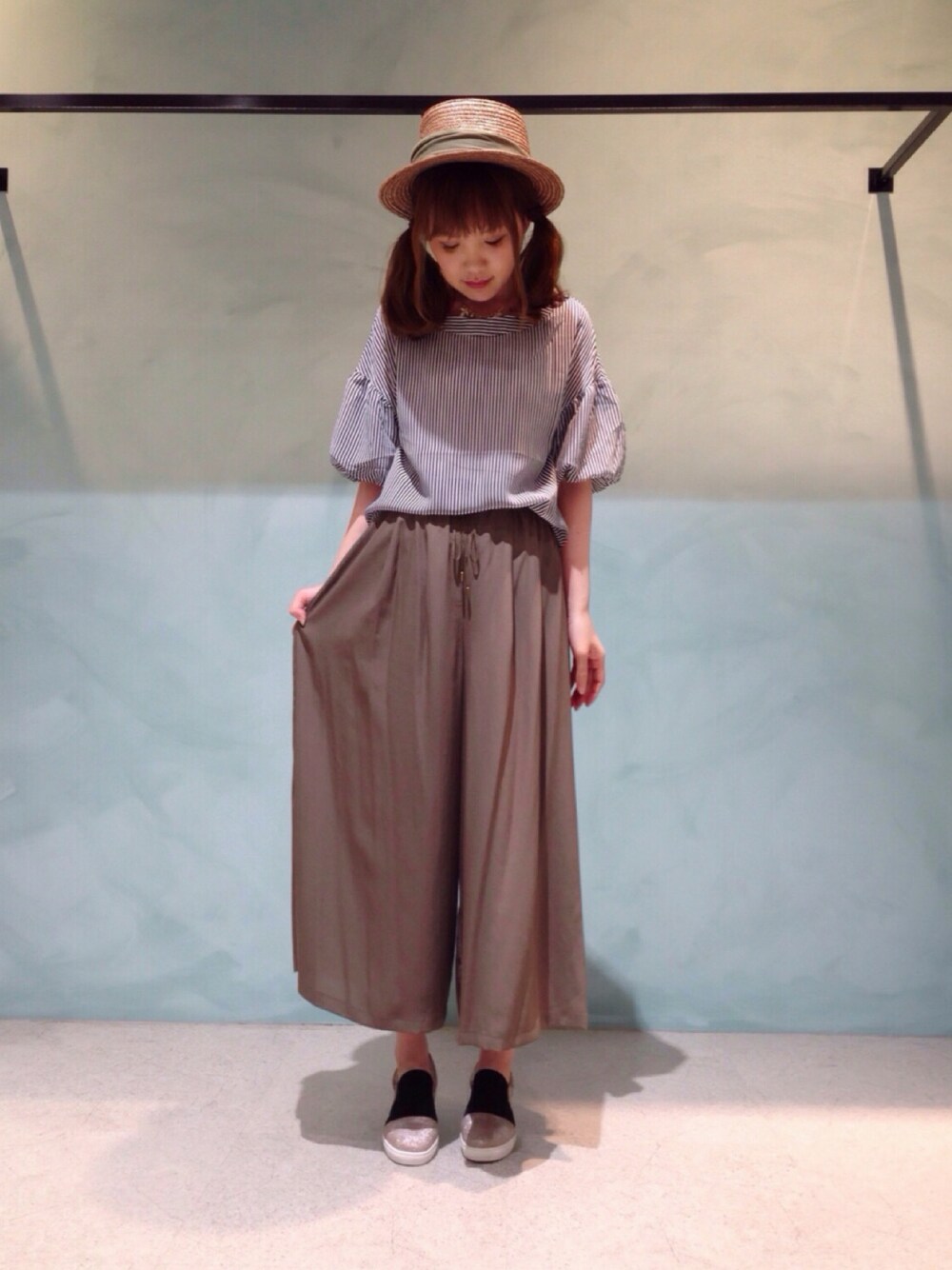 ブラック系のシャツ/ブラウス、シルバー系のスリッポン、グリーン系のセットアップを着用したレディースの夏コーディネートの1枚目の写真