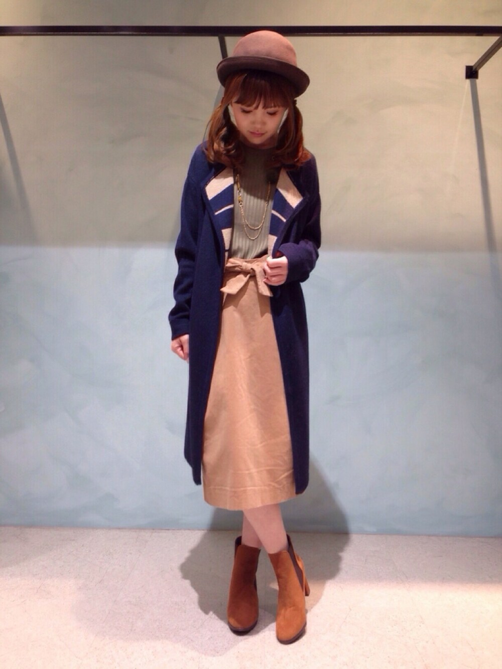 グリーン系のTシャツ/カットソー、ブルー系のその他アウター、ブラウン系のブーツを着用したレディースの秋コーディネートの1枚目の写真