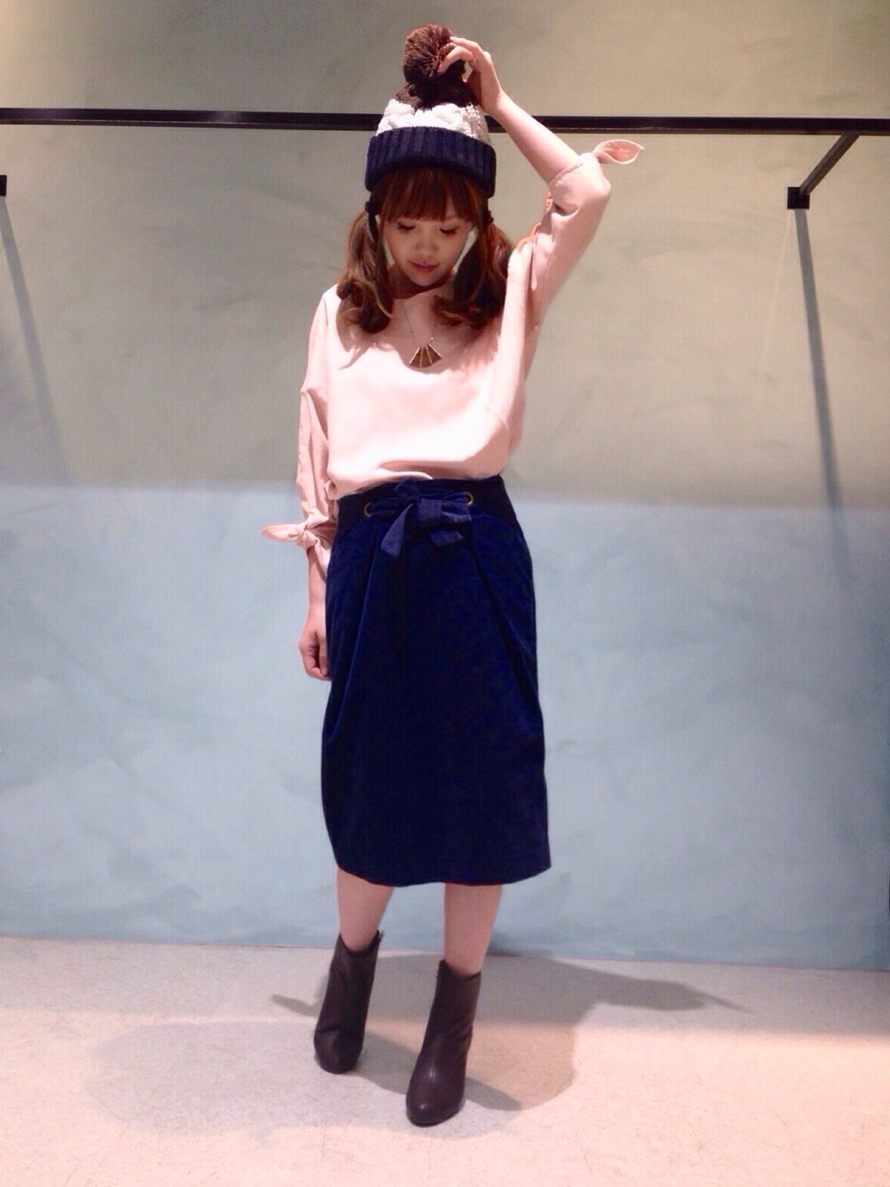 ブルー系のスカート、ブラウン系のブーツ、グレー系のシャツ/ブラウスを着用したレディースの秋コーディネートの1枚目の写真