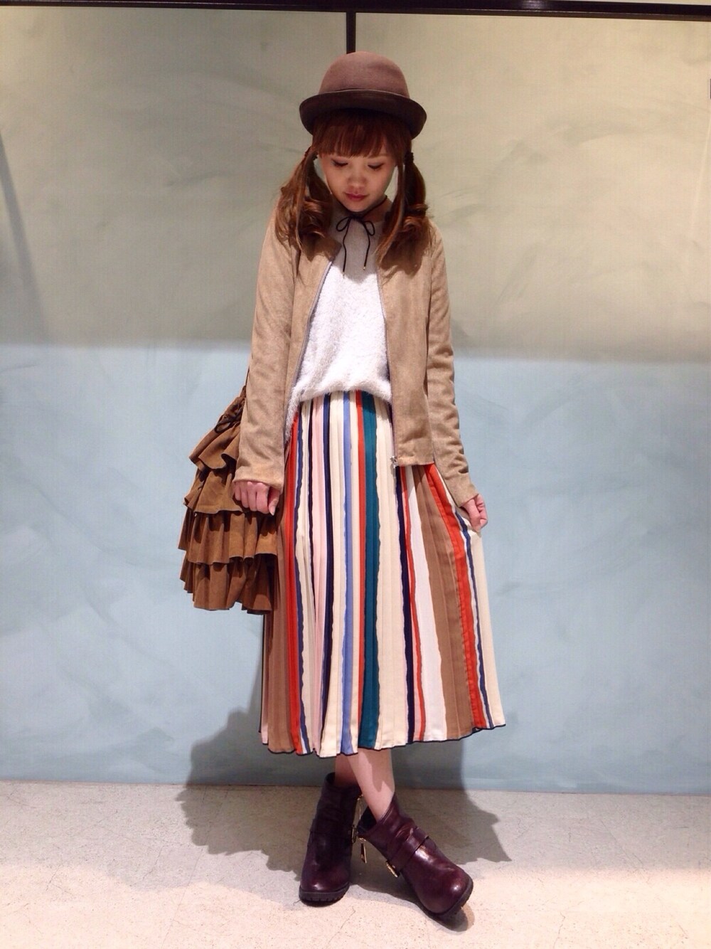 ベージュ系のノーカラージャケット、グレー系のニット/セーター、ブラウン系のトートバッグを着用したレディースの秋コーディネートの1枚目の写真