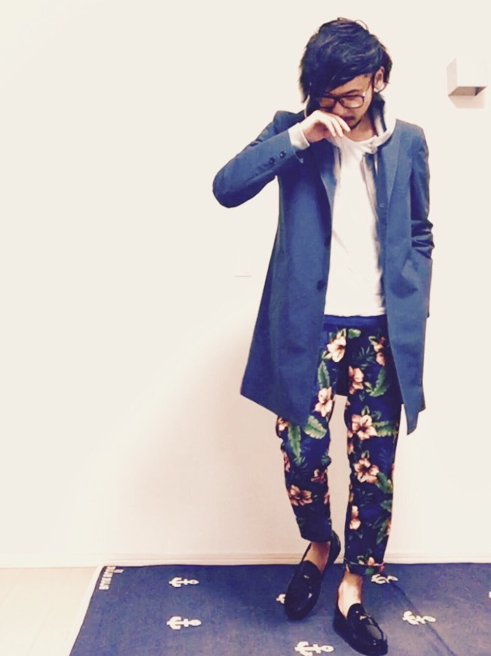 ブルー系のその他パンツ、ブラック系のドレスシューズ、グレー系のパーカーを着用したメンズの春コーディネートの1枚目の写真