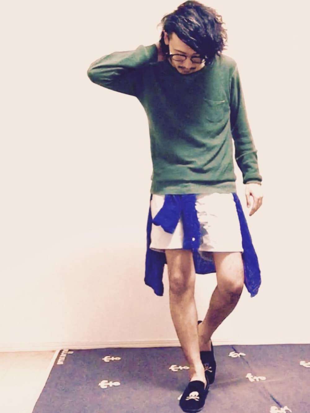 グリーン系のニット/セーター、ホワイト系のその他パンツ、ブラック系のドレスシューズを着用したメンズの夏コーディネートの1枚目の写真