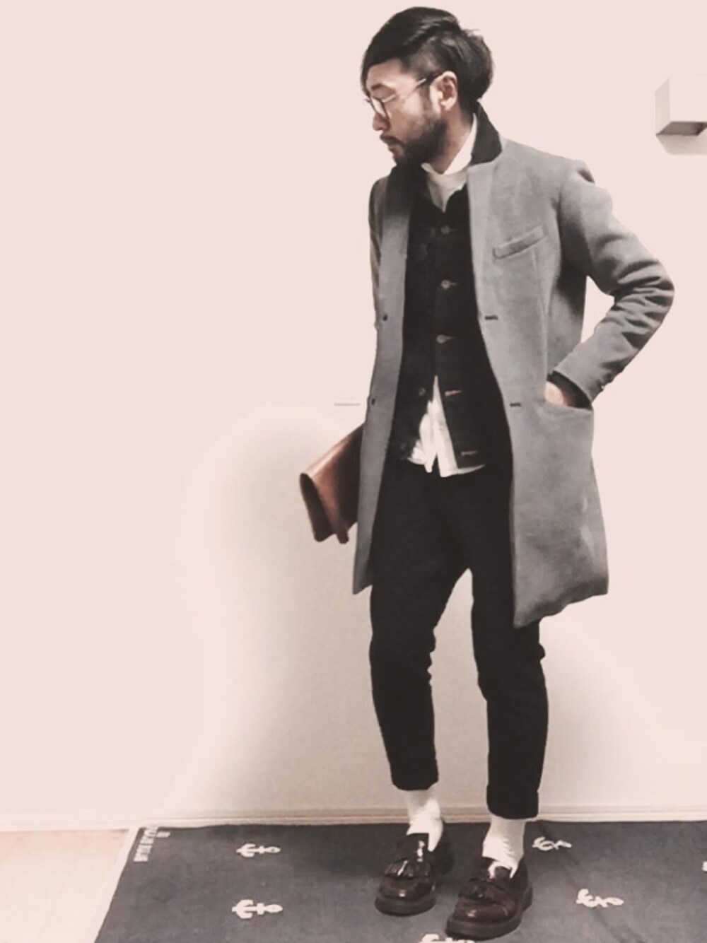 ブルー系のデニムジャケット、ホワイト系のシャツ/ブラウス、イエロー系のクラッチバッグを着用したメンズの秋コーディネートの1枚目の写真