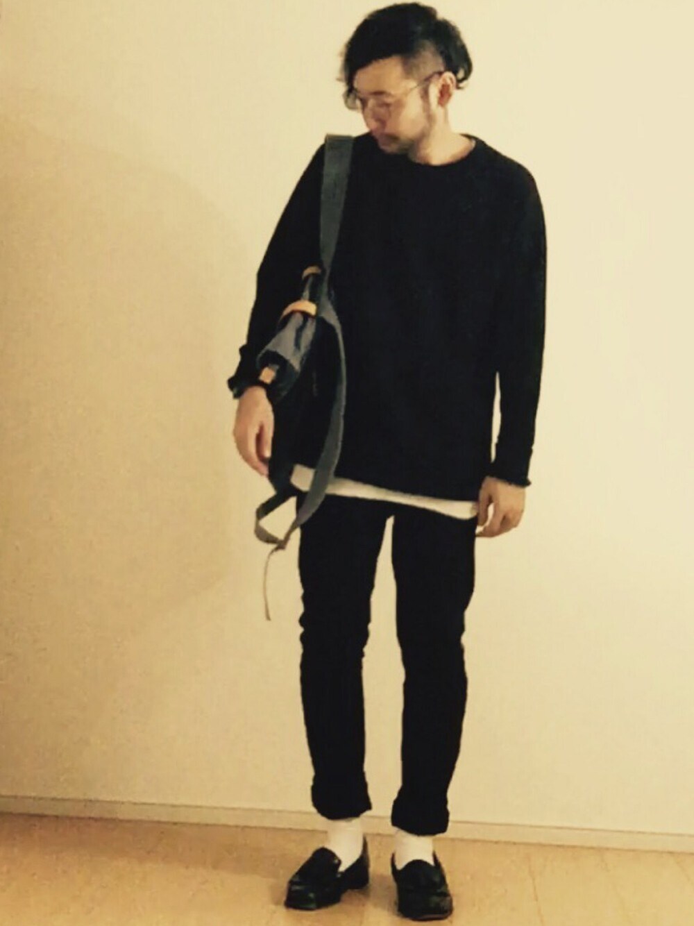 ホワイト系のタンクトップ、ブラック系のその他パンツ、その他のバックパック/リュックを着用したメンズの秋コーディネートの1枚目の写真