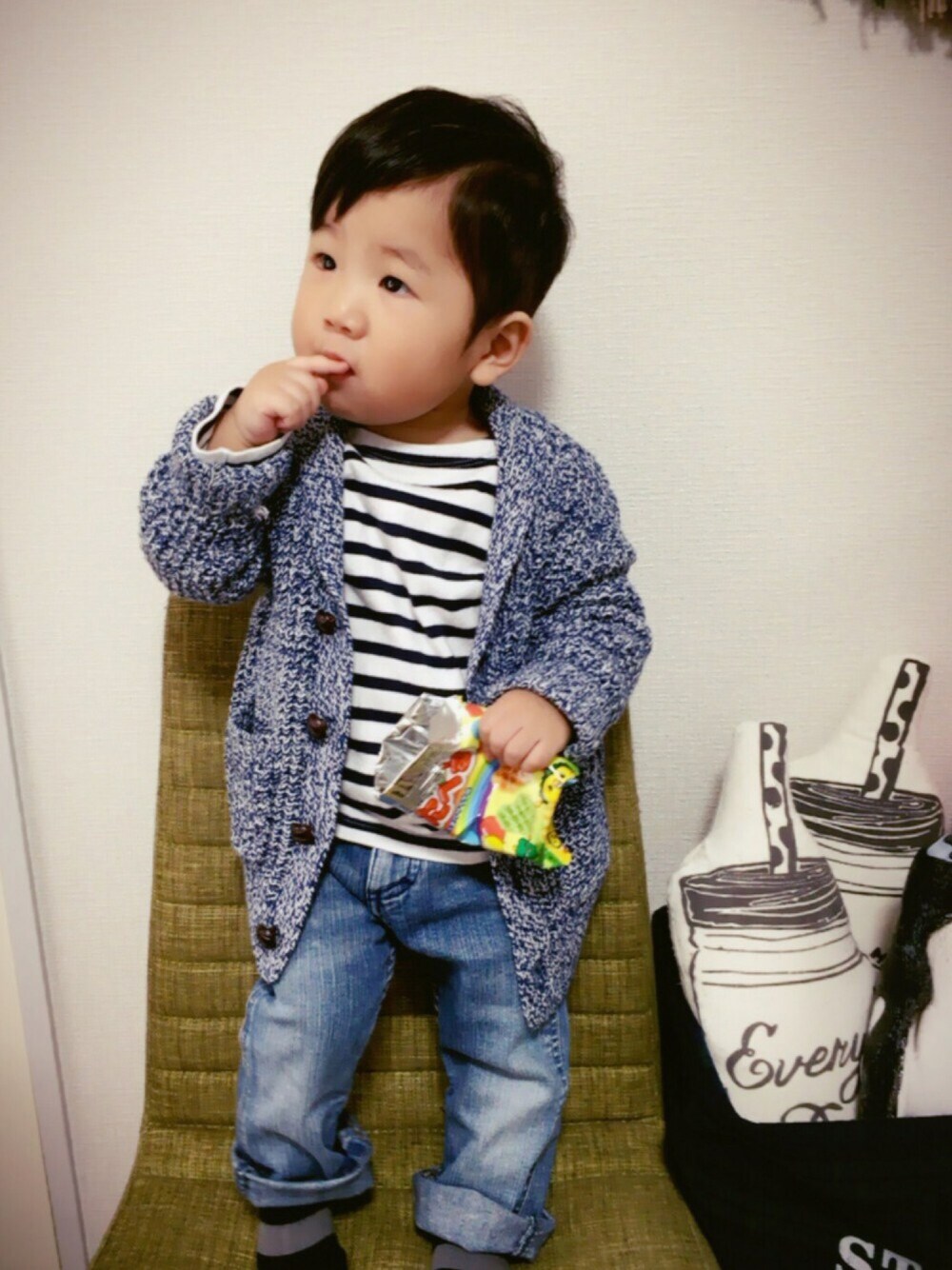 「男の子、1歳4ヶ月、男前コーデ、ネイビー、カウチン、ニットカーディガン、ボーダー、デニム、エリート一重くん」｜「babyGAPのアイテム（カーディガン/ボレロ、ブルー系）」を使った、P×Kさん（キッズ・80cm）の秋コーディネートの1枚目の写真