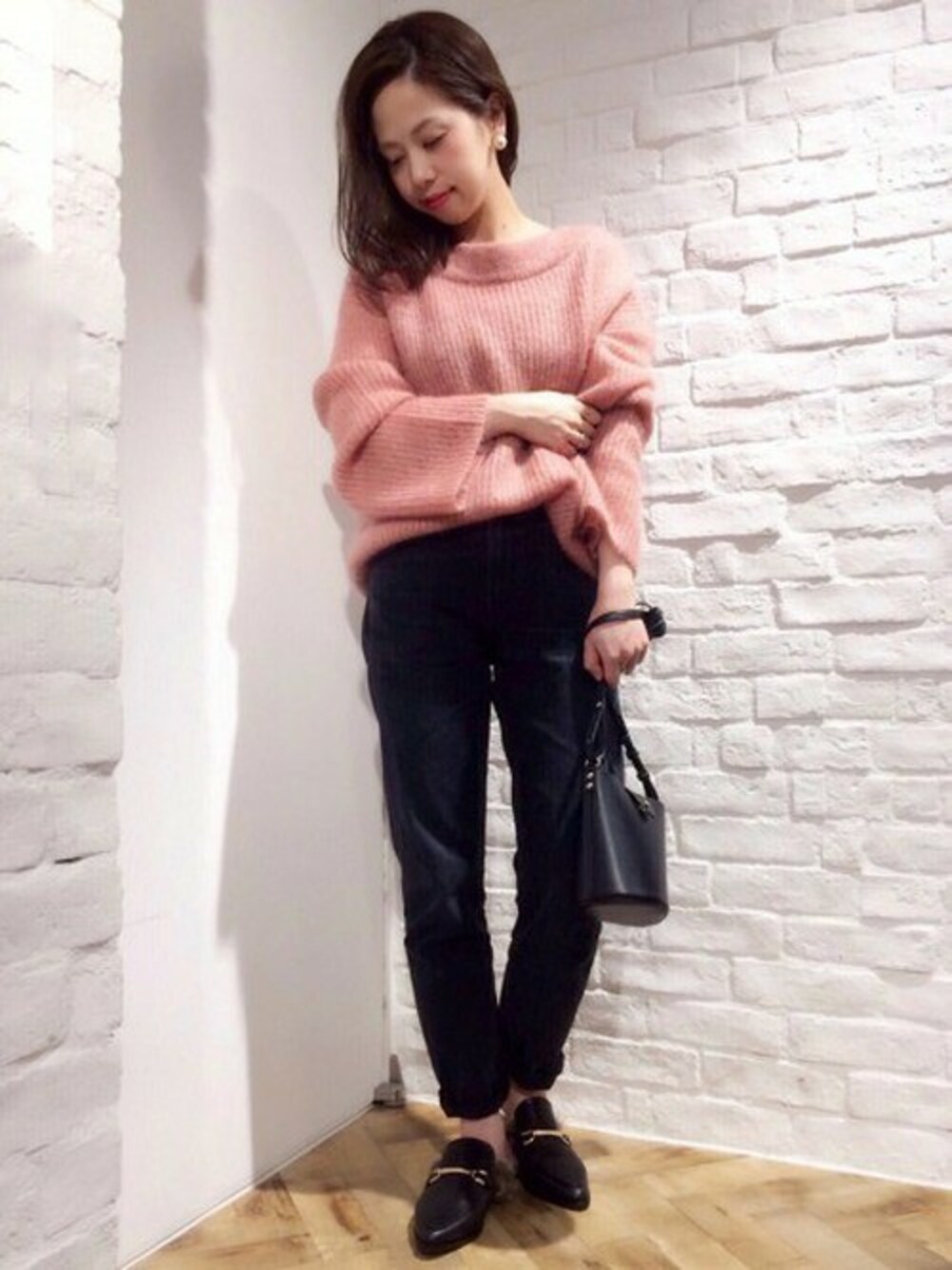 「ニット、デニム、カジュアル、ピンク、冬コーデ、アパートバイローリーズ、パンツスタイル、apartbylowrys、ピンクニット、オトナカジュアル」｜「A part byの5GMoWNyソデフレアPO 739284 （ニット/セーター、ピンク系）」を使った、hikariさん（レディース・153cm）の冬コーディネートの1枚目の写真