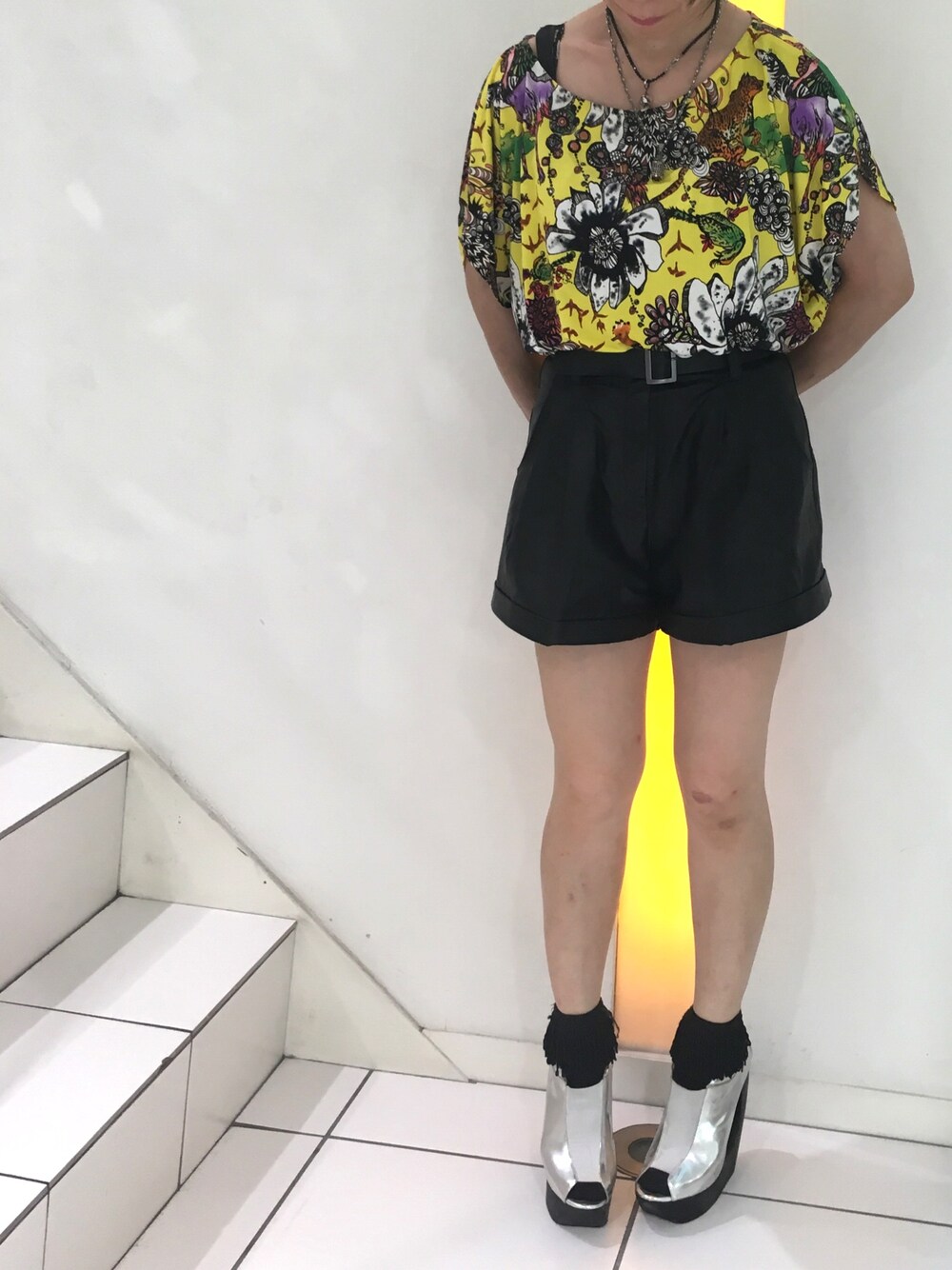 イエロー系のTシャツ/カットソー、ブラック系のその他パンツ、シルバー系のサンダルを着用したレディースの夏コーディネートの1枚目の写真