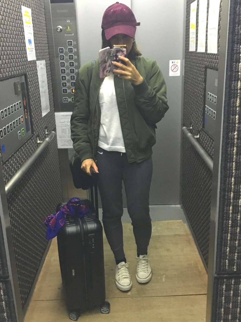 「RIMOWA、GU、MA-1、カーキー、スェットパンツ、NIKE、機内コーデ」｜「NIKEのアイテム（スラックス、グレー系）」を使った、michelleさん（レディース・158cm）の秋コーディネートの1枚目の写真