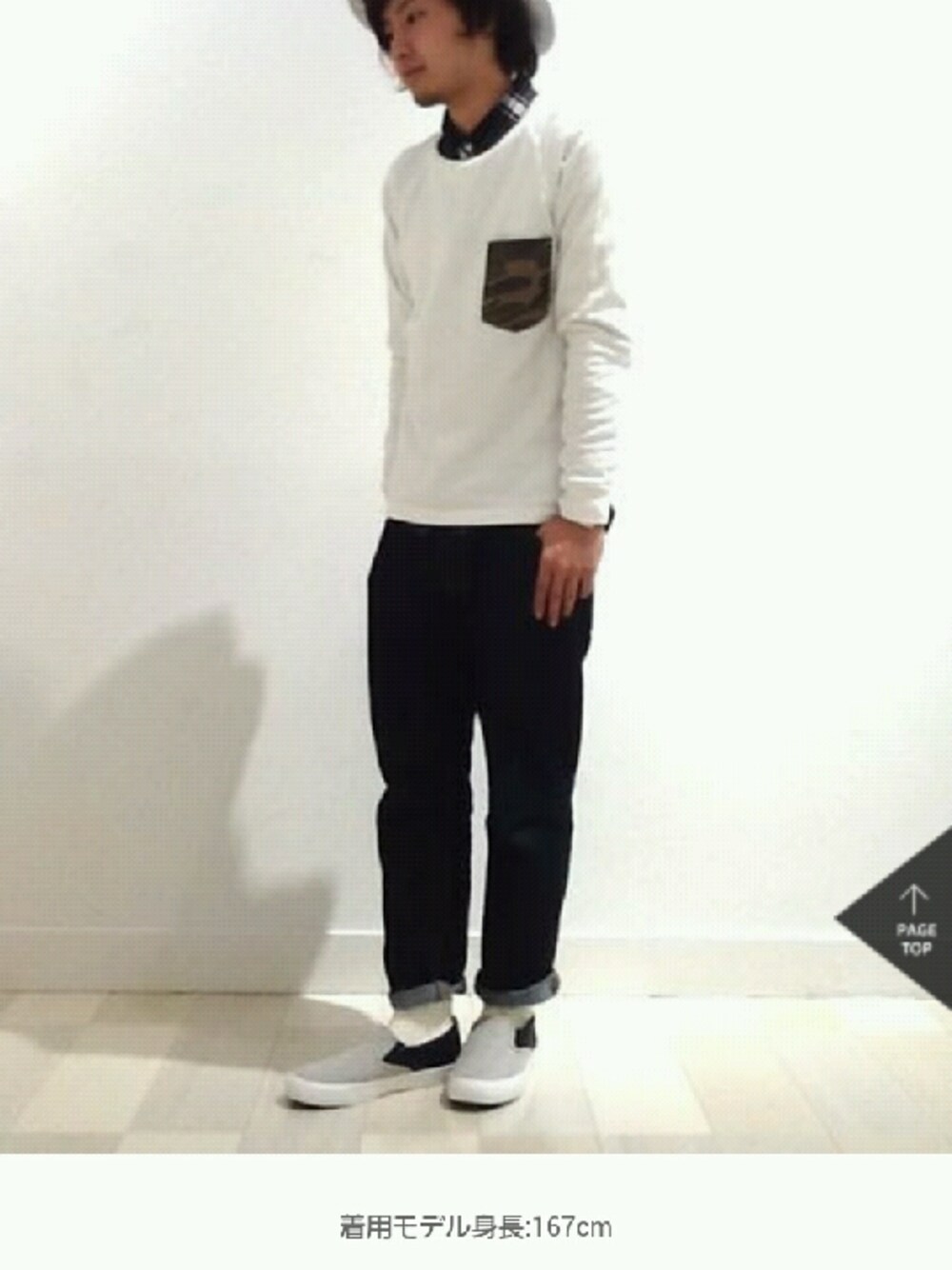 ホワイト系のスウェット、ブルー系のデニムパンツ、ホワイト系のシャツ/ブラウスを着用したメンズの秋コーディネートの1枚目の写真