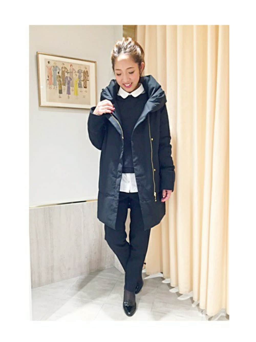 ブラック系のその他アウター、ブラック系のTシャツ/カットソー、ブラック系のパンプスを着用したレディースの秋コーディネートの1枚目の写真