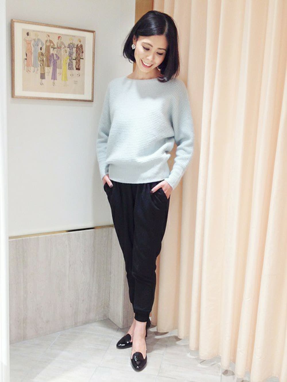 グリーン系のニット/セーター、ブラック系のパンプス、ブラック系のその他パンツを着用したレディースの冬コーディネートの1枚目の写真