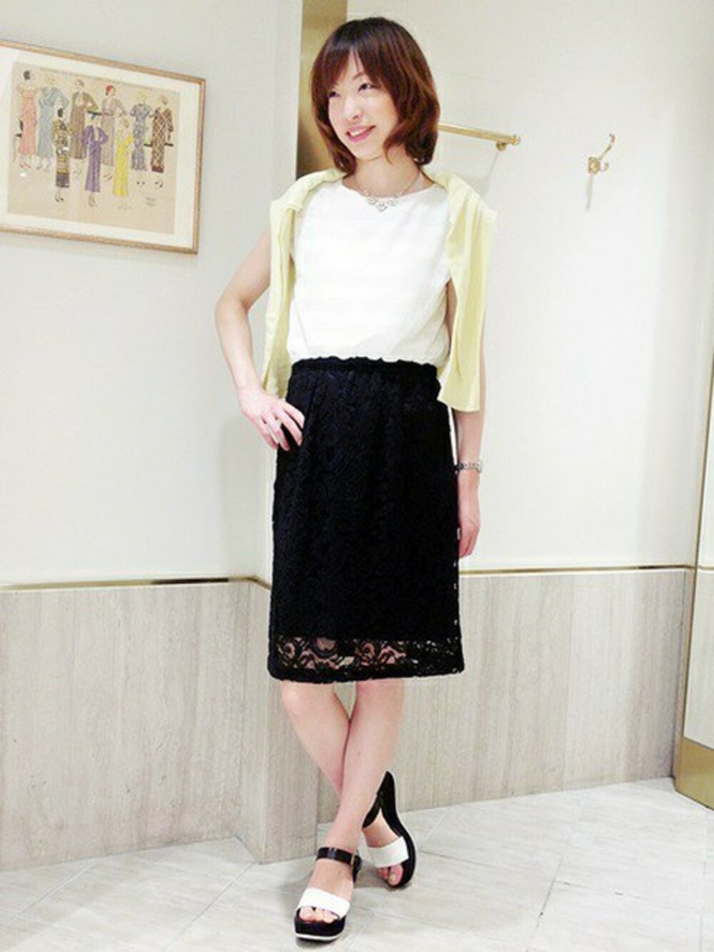 ブラック系のワンピースを着用したレディースの夏コーディネートの1枚目の写真