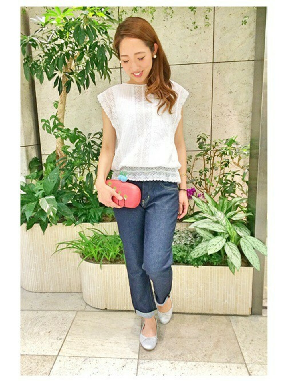 ホワイト系のシャツ/ブラウスを着用したレディースの夏コーディネートの1枚目の写真